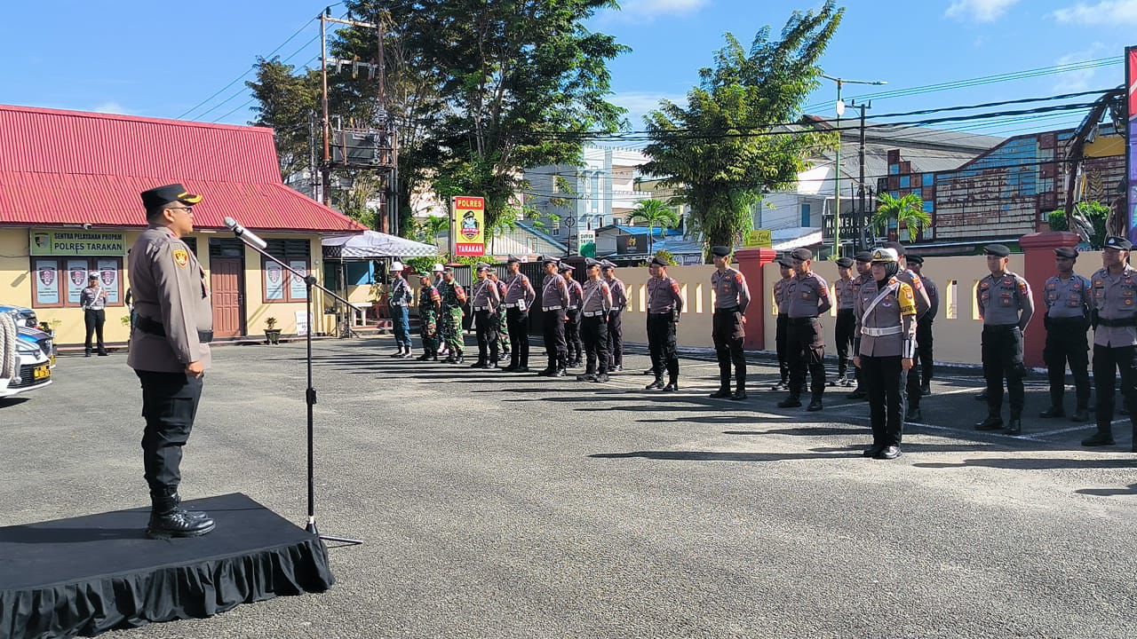 GELAR PASUKAN : Polres Tarakan menggelar Apel Gelar Pasukan Operasi Keselamatan Kayan 2026 di halaman Mapolres Tarakan, Senin (2/2).