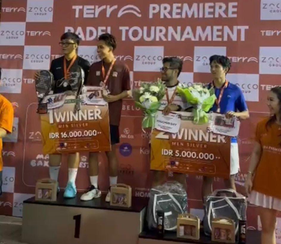 OLAHRAGA: Penyerahan hadiah kepada juara pada Tournament Terra Premier Open Nasional Padel di Surabaya.