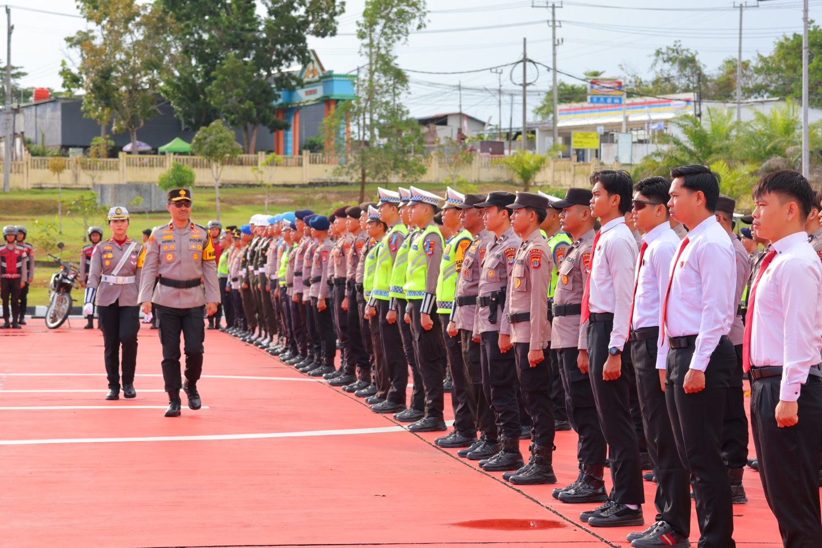 APEL: Wakapolda Kaltara Brigjen Pol Andries Hermanto memimpin apel gelar pasukan di Mapolda Kaltara, Senin (2/2).