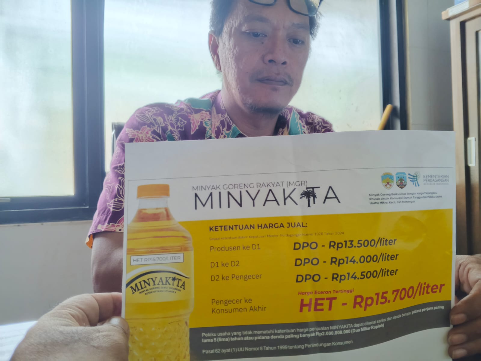 LARANGAN: Stiker peringatan dari Disperindagkop Provinsi Kaltara dipasang di pasar.