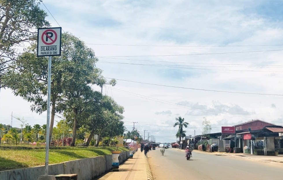 &lrm;HARUS PATUH: Salah satu rambu lalu lintas yang dipasang di Jalan Jenderal Sudirman Tideng Pale akhir tahun lalu.