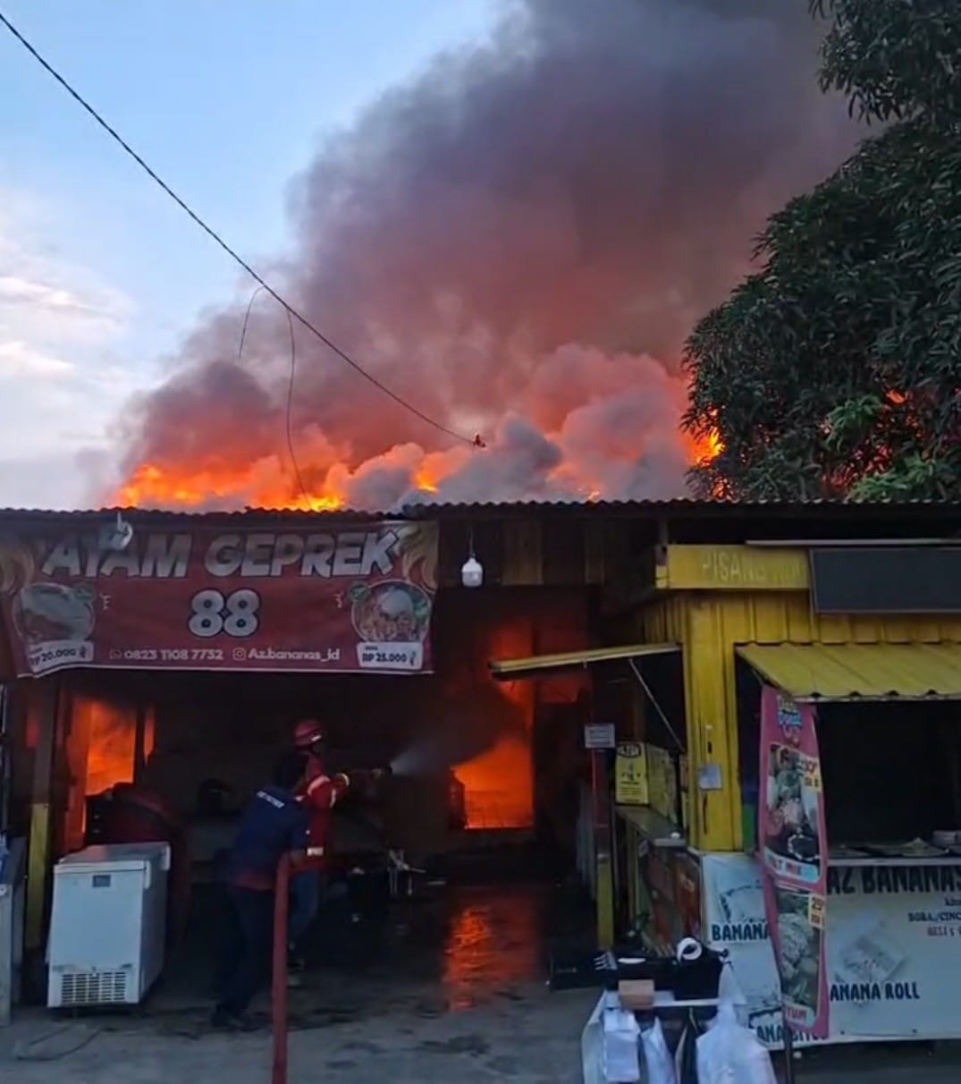 &lrm;MEMBARA: Kios ayam geprek 88 diamuk si jago merah, Senin (2/2).