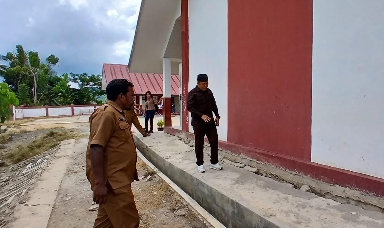 MEMPRIHATINKAN: Ketua Komisi I DPRD Nunukan, Andi Mulyono saat melakukan pengecekkan kondisi bangunan sekolah di SDN 005 Sungai Limau.