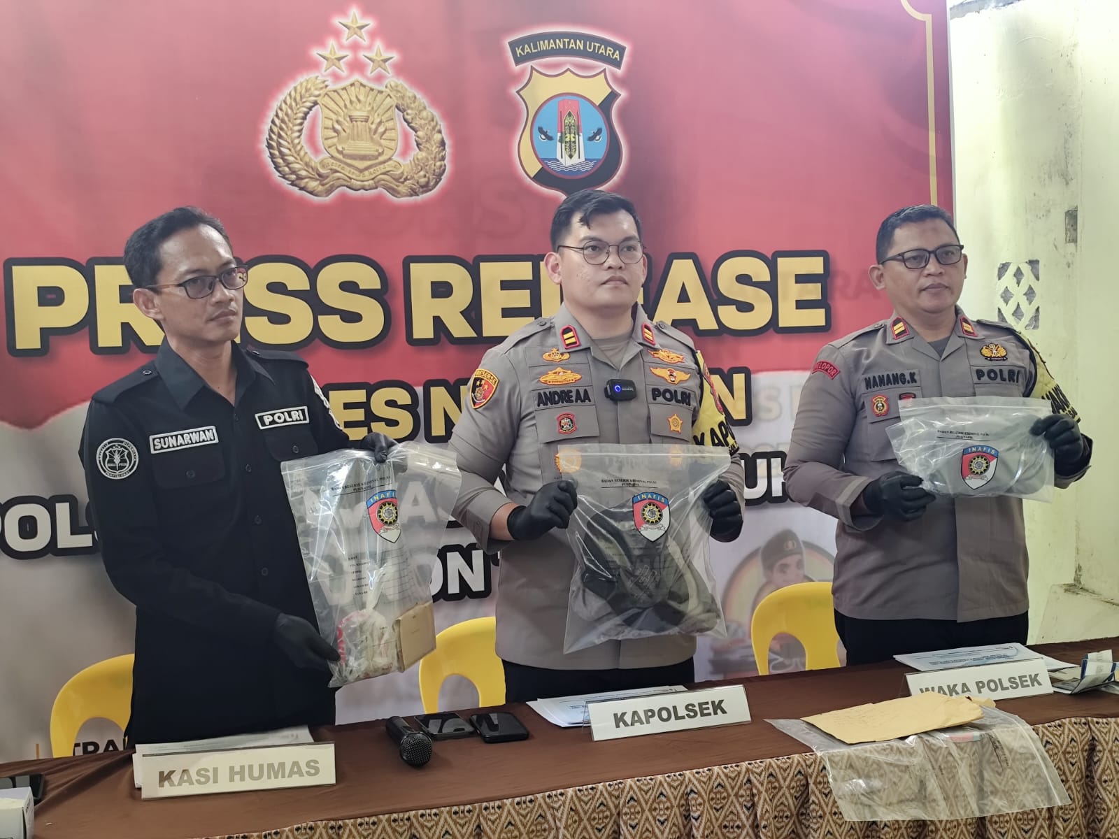 BEBERKAN : Kapolsek KSKP, Iptu Andre Azmi Azhari saat mempimpin prees release di Mako KSKP Tunon Taka, Selasa (3/2).