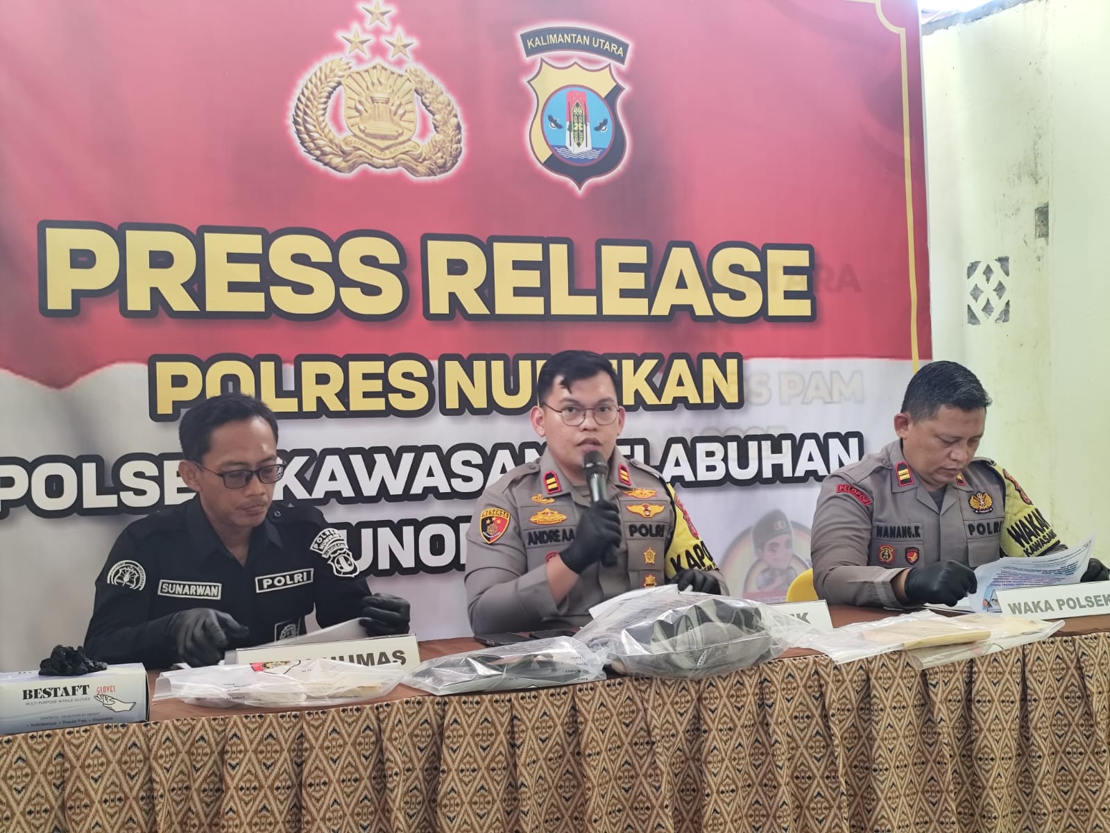 PENGUNGKAPAN : Kapolsek Kawasan Pelabuhan (KSKP) Tunon Taka Nunukan, Iptu Andre Azmi Azhari didampingi Kasi Humas Iptu Sunarwan saat pengungkapan kasus pencurian.