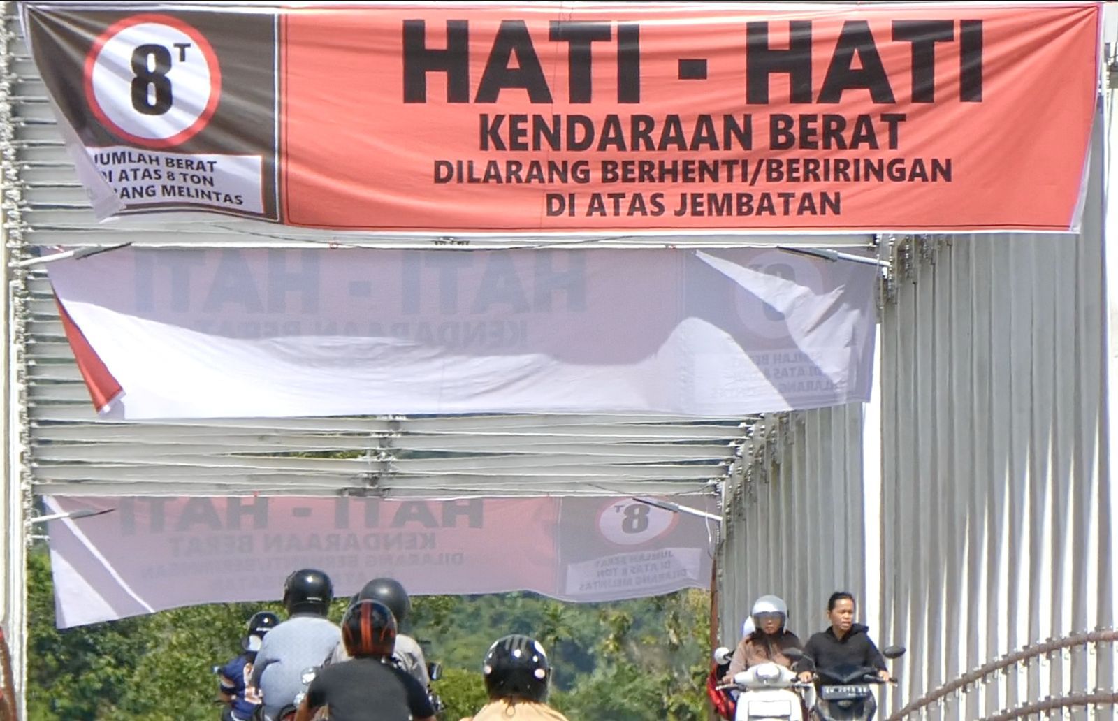 DIBATASI: Spanduk Peringatan batas beban kendaraan pada Jembatan Malinau usai insiden bulldozer tabrak rangka jembatan pekan lalu.