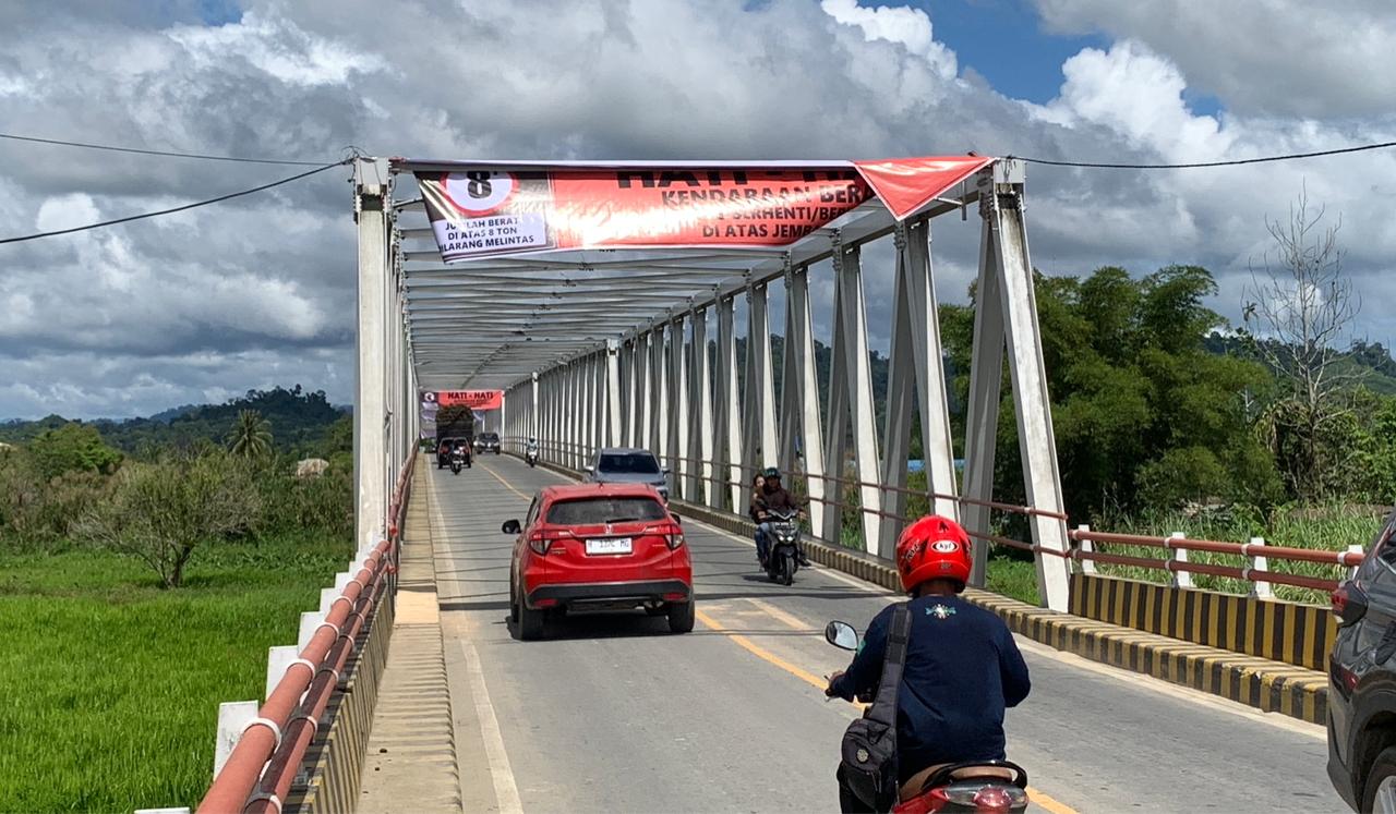 DIBATASI: Spanduk Peringatan batas beban kendaraan pada Jembatan Malinau usai insiden bulldozer tabrak rangka jembatan pekan lalu.