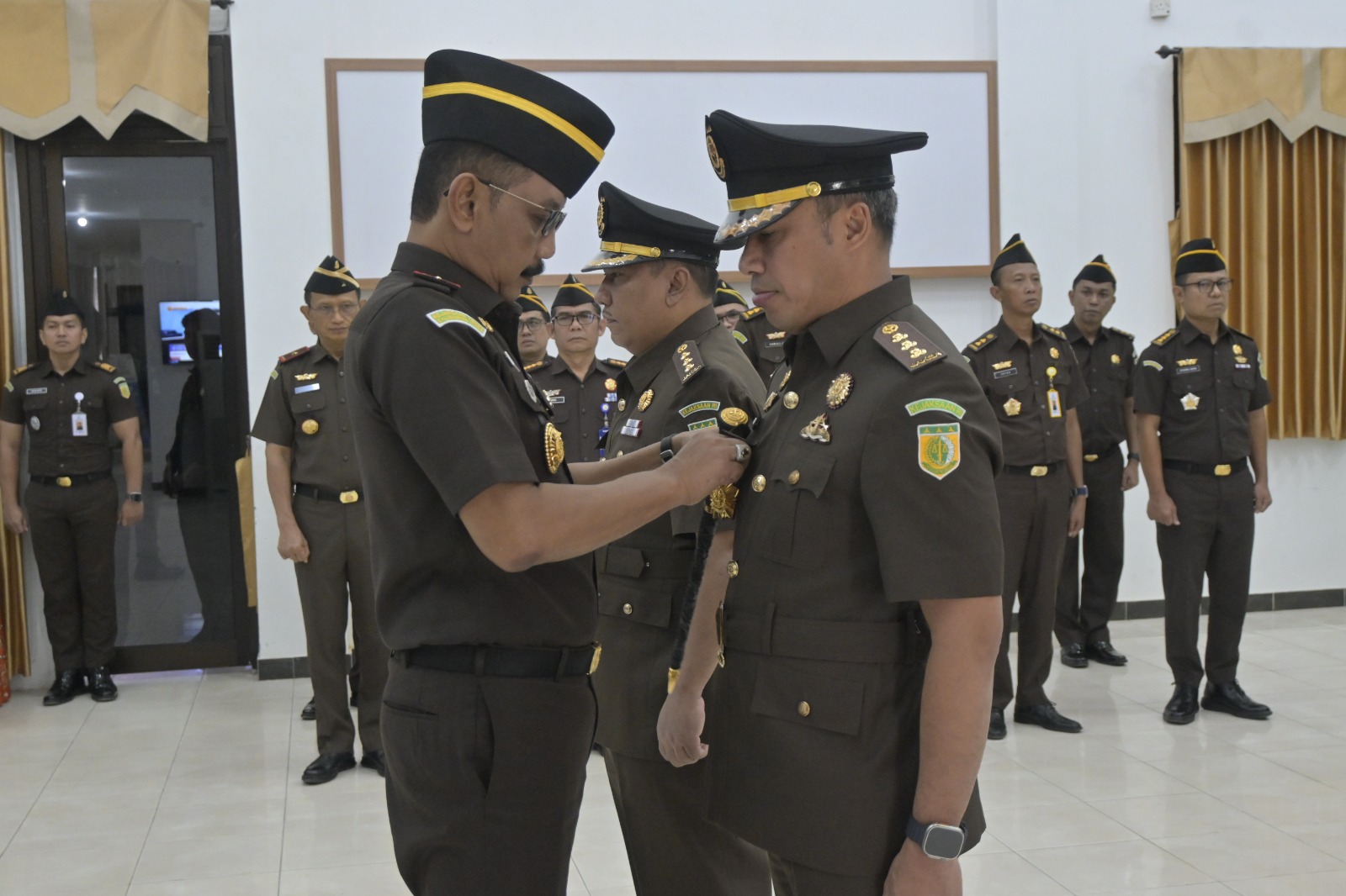 PEJABAT BARU: Kajati Kaltara saat melantik dan mengambil sumoah jabatan asintel dan aspidum Kejati Kaltara.