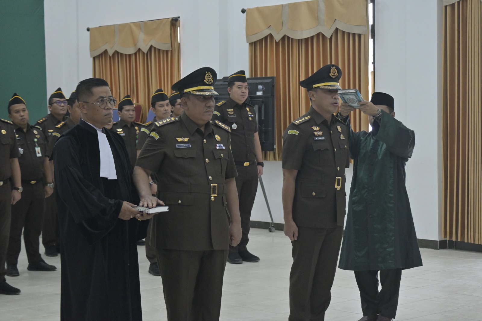 PEJABAT BARU: Kajati Kaltara saat melantik dan mengambil sumoah jabatan asintel dan aspidum Kejati Kaltara.