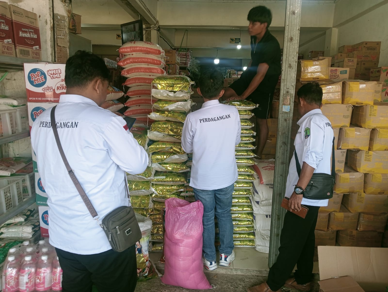 PEMERIKSAAN : DKUKMPP Nunukan melakukan pengawasan dan pemantauan stok dan harga sembako di Pulau Sebatik.