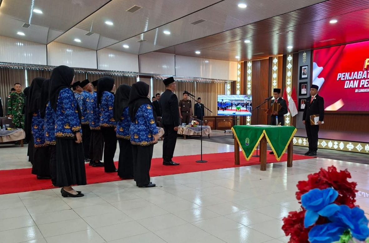 KHIDMAT: Bupati Nunukan H. Irwan Sabri saat melantik Raden Iwan Kurniawan sebagai Penjabat (Pj) Sekretaris Daerah (Sekda) Nunukan pada Rabu (4/2).
