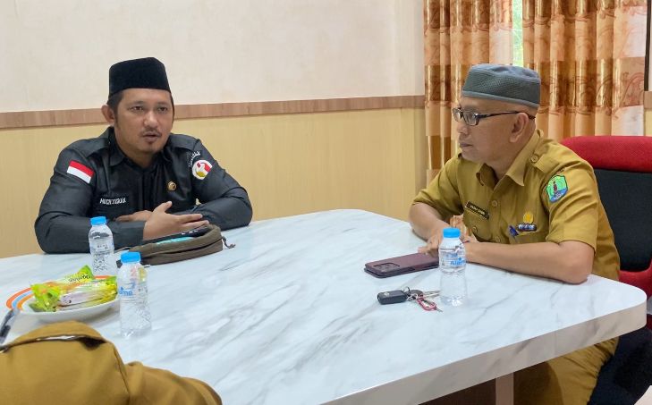 KOORDINASI : Ketua Bawaslu Nunukan, Mochammad Yusran saat berkomunikasi dengan Kepala Kesbangpol Nunukan, Hasan Basri.