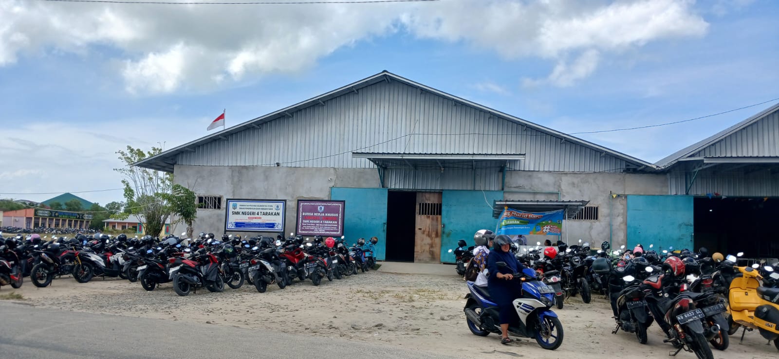 RAMAI : Penampakan gudang yang digunakan sebagai kelas untuk aktivitas belajar-mengajar SMK Negeri 4 Tarakan