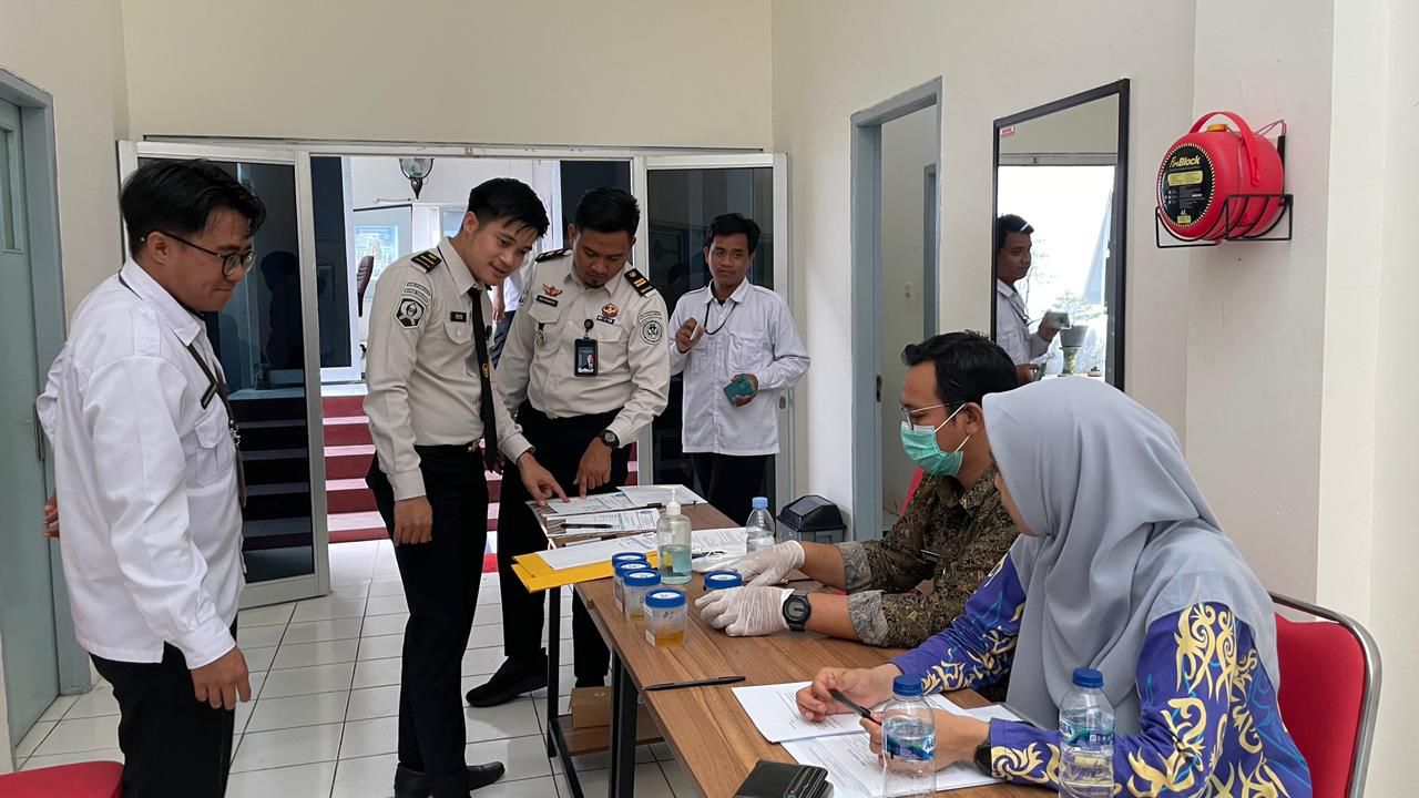 TES URINE : Sejumlah Klien pemasyarakatan perkara narkotika di Tarakan dilakukan tes urien oleh BNNK Tarakan.