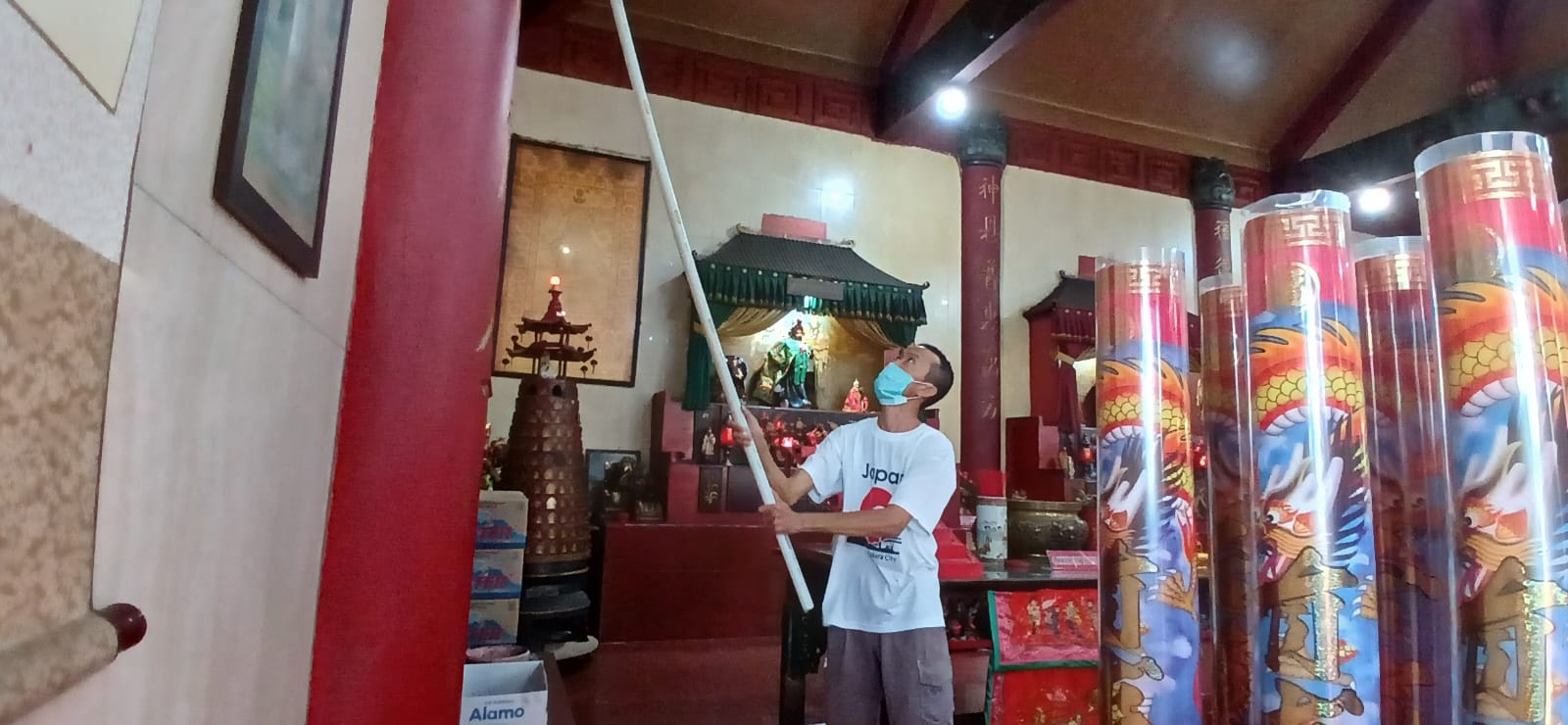 AGUS DIAN ZAKARIA/RADAR TARAKAN MEMBERSIHKAN: Seorang petugas membersihkan properti kelenteng.