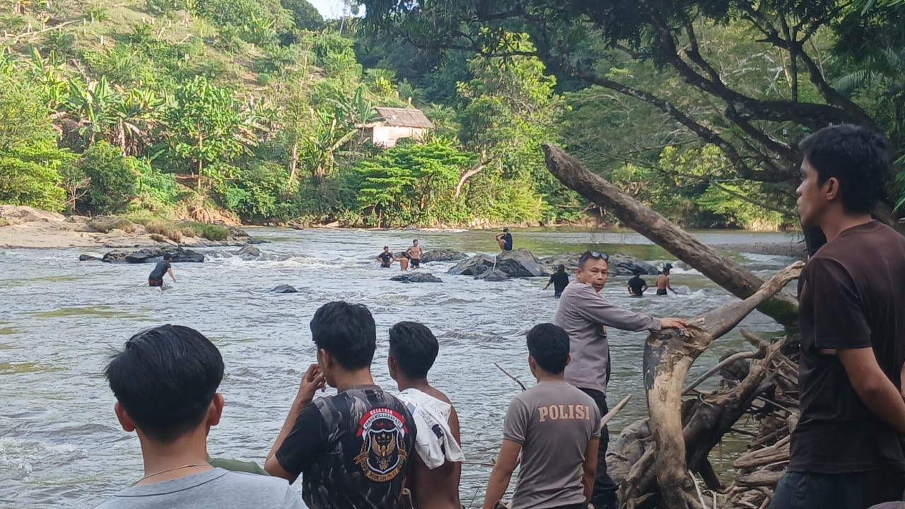 PENCARIAN: Warga melakukan pencarian terhadap remaja yang tenggelam di Sungai Giram Pendek, Sekatak, Bulungan, Rabu (4/2).
