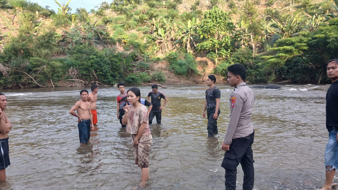 PENCARIAN: Warga melakukan pencarian terhadap remaja yang tenggelam di Sungai Giram Pendek, Sekatak, Bulungan, Rabu (4/2).