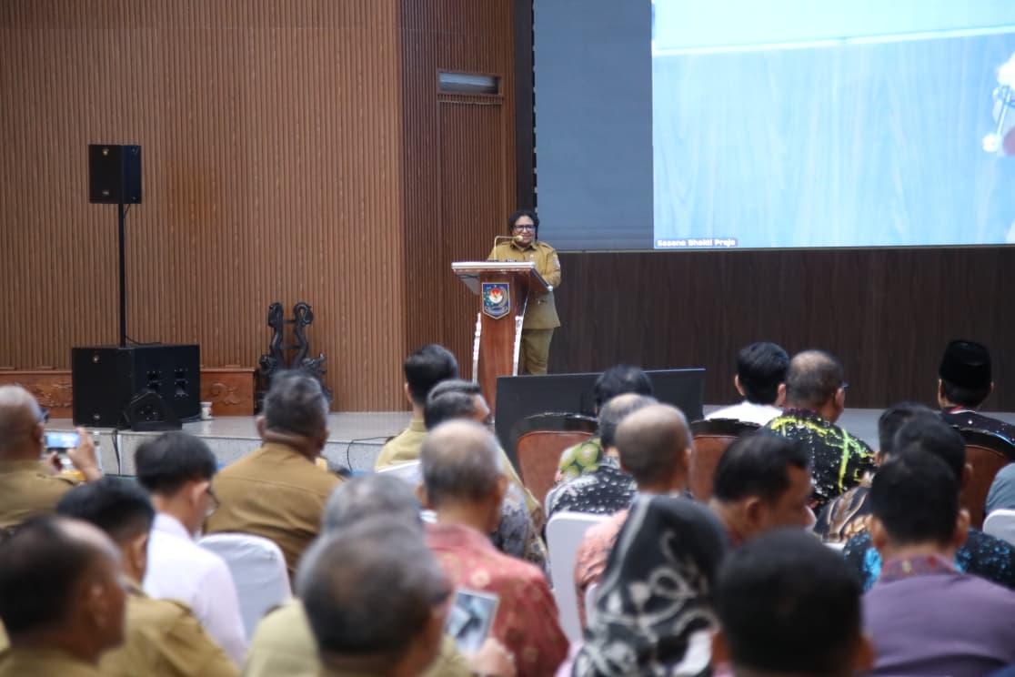 BERI ARAHAN: Wamendagri Ribka saat rapat sosialisasi digitalisasi bansos kepada 40 daerah perluasan di gedung sasana bhakti praja, Kantor Pusat Kementerian Dalam Negeri (Kemendagri), Jakarta.