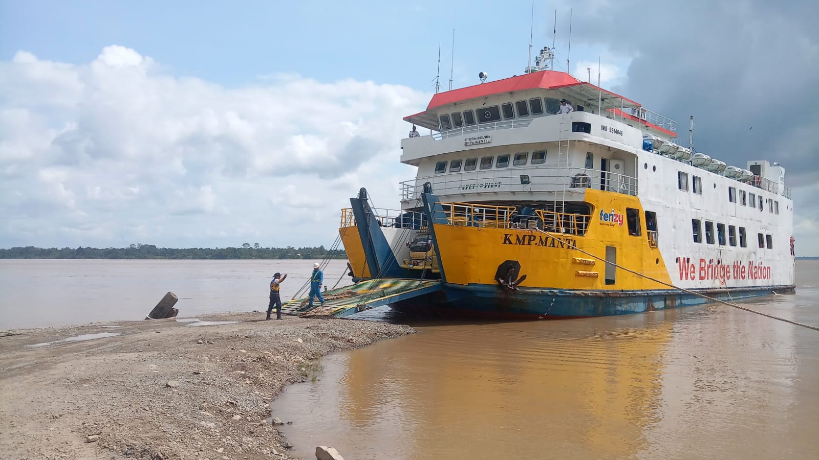DOCKING: Kapal Feri Manta ketika sandar di Pelabuhan Sebawang Tana Tidung, Rabu (4/2).