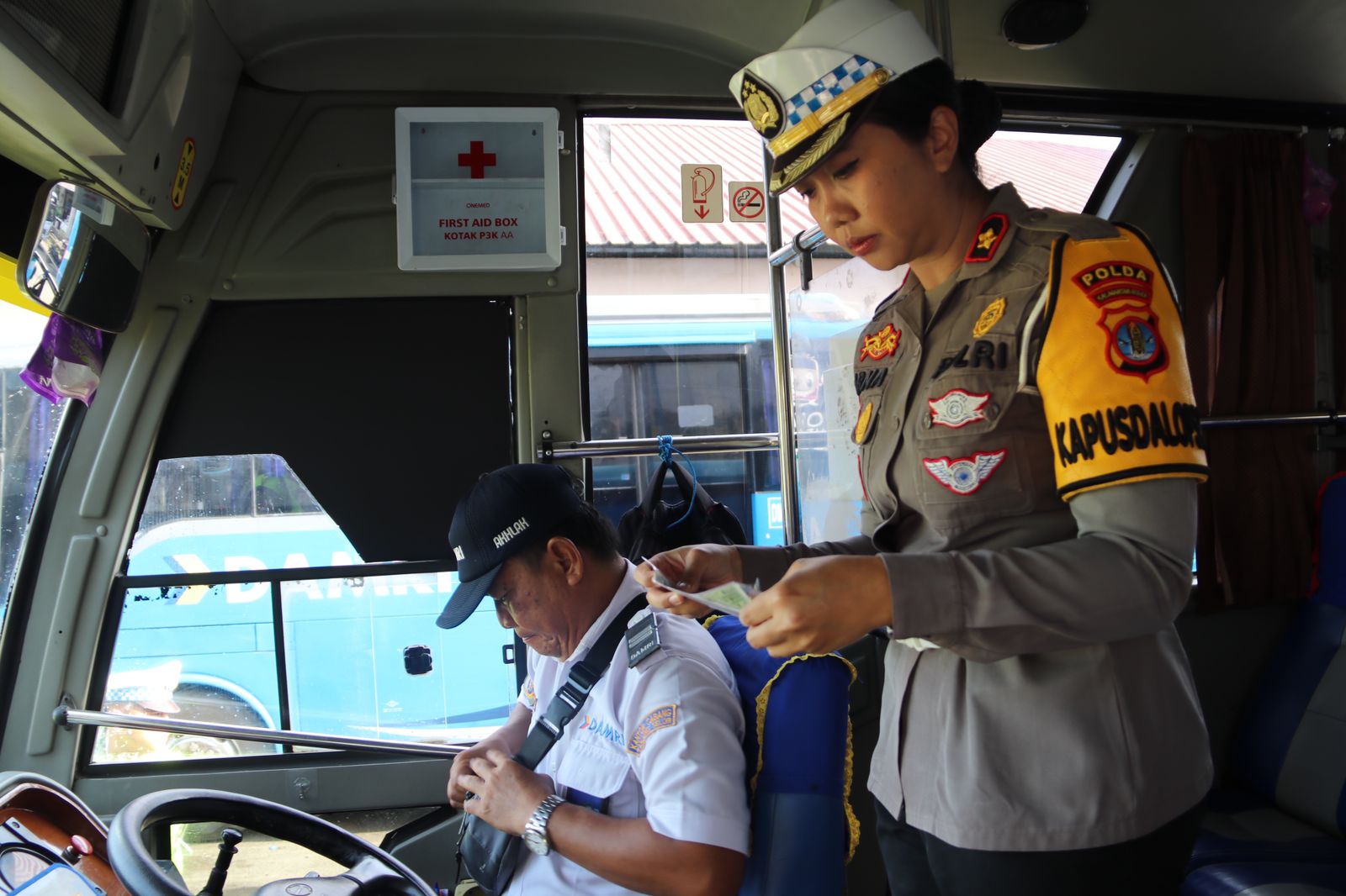 RAMP CHECK: Petugas memeriksa dokumen kelengkapan administrasi bus Damri.