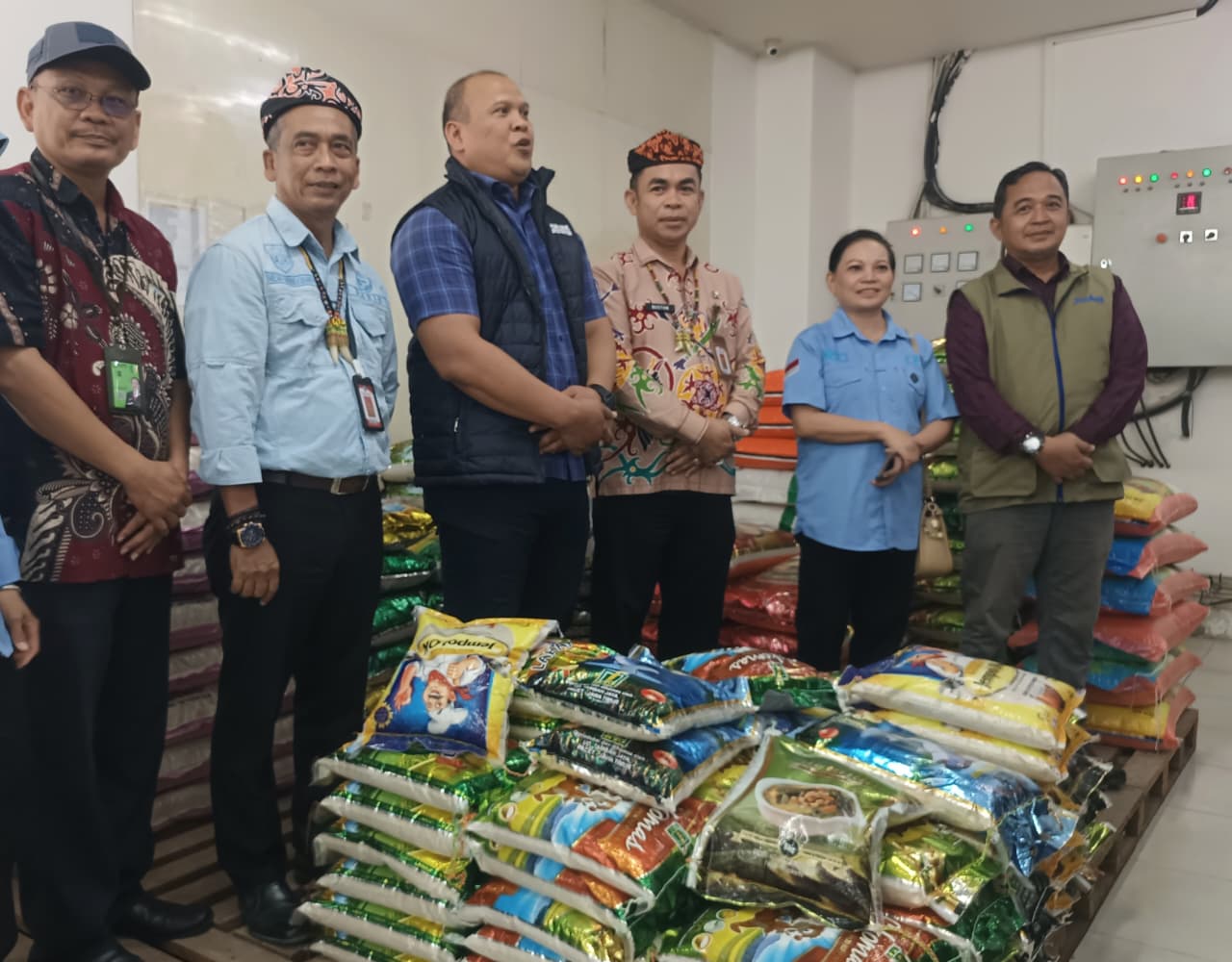 BERAS: Tim Satgas Pangan Kaltara mengecek kebutuhan pokok pada salah satu toko ritel di Tanjung Selor.