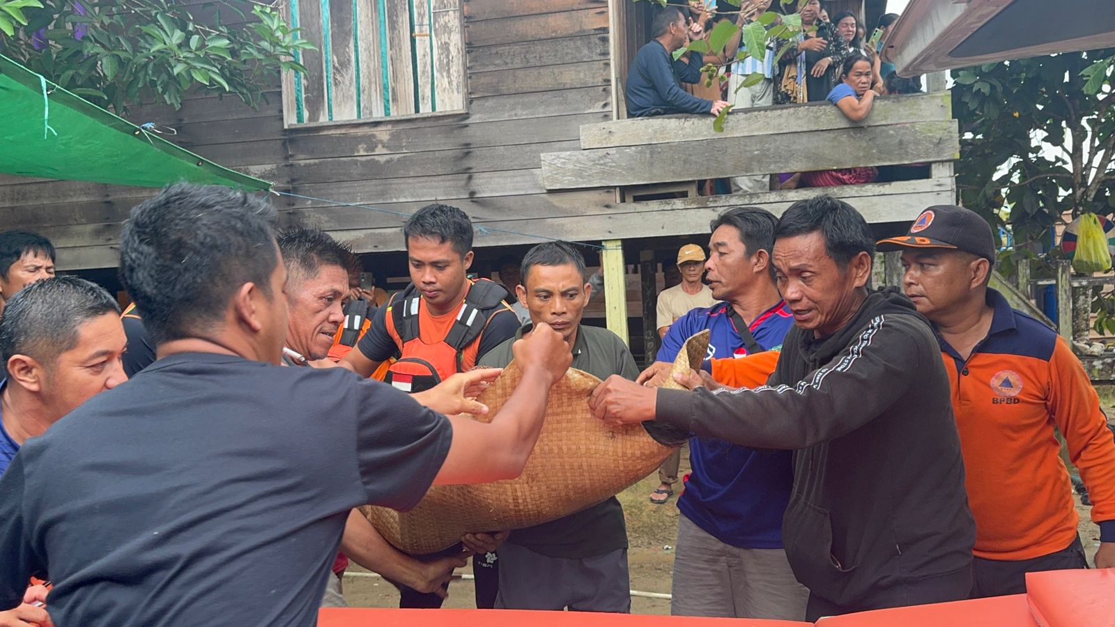 DIEVALUASI: Korban tenggelam di Sekatak dievakuasi oleh Tim SAR gabungan.