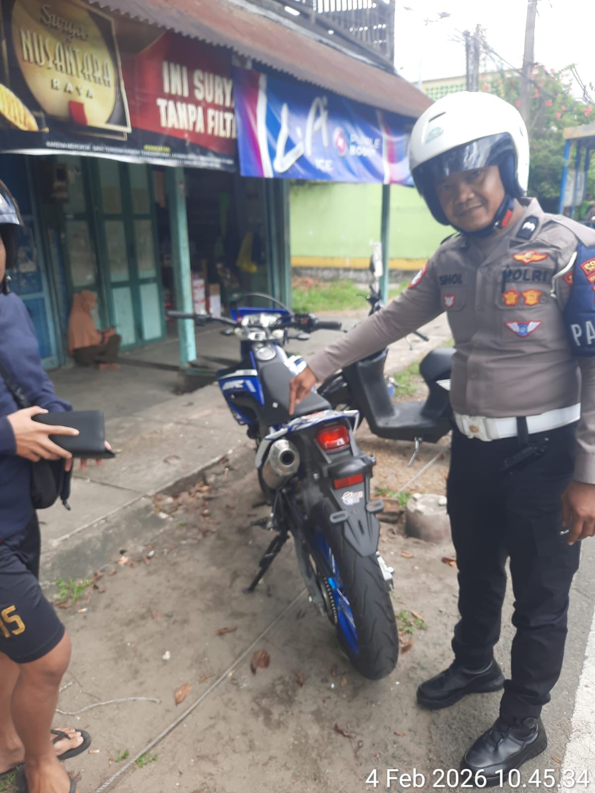 PENINDAKAN : Personel Satlantas Polres Tarakan menindak penggunaan knalpot brong yang selama ini dikeluhkan masyarakat.