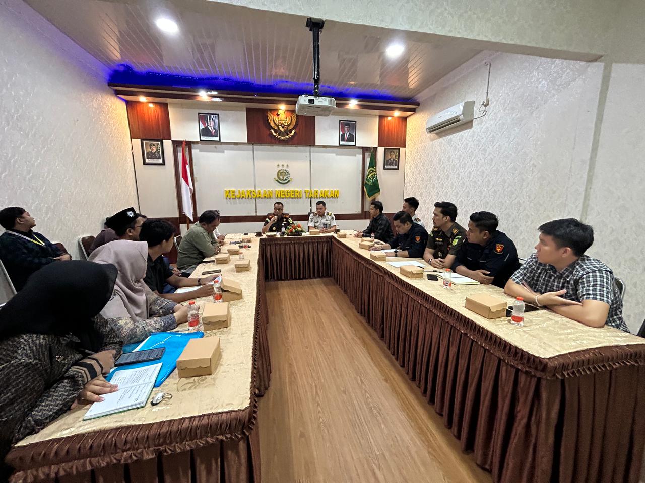 AUDIENSI: Keluarga terpidana tipikor Khaeruddin Arief Hidayat melakukan audiensi dengan Kejaksaan Negeri (Kejari) Tarakan, Kamis (5/2).