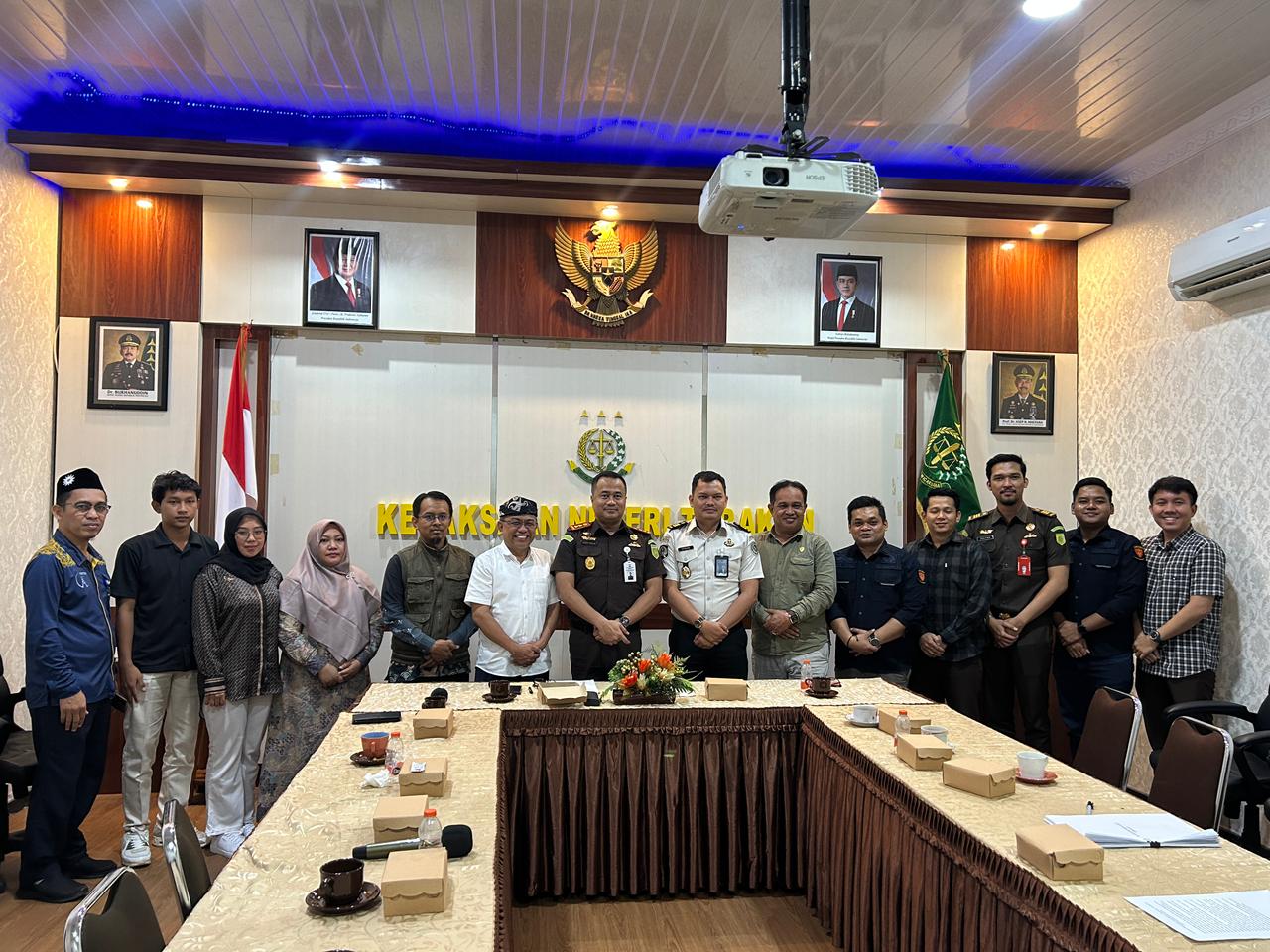 AUDIENSI: Kejari Tarakan menerima audiensi keluarga terpidana tipikor Khaeruddin Arief Hidayat.