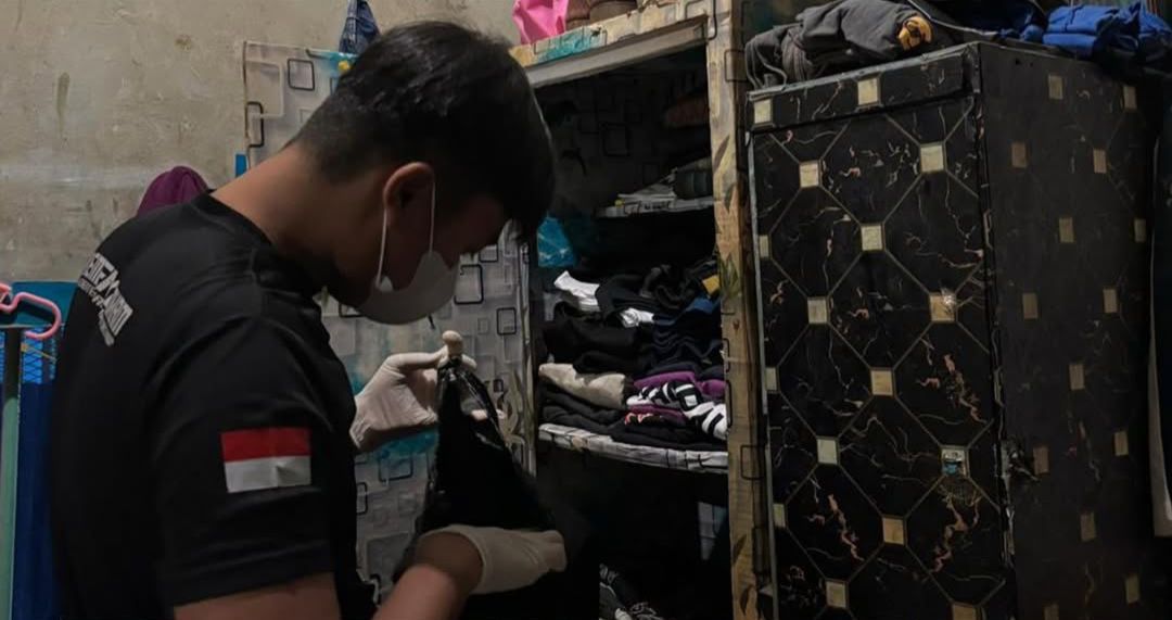 RAZIA : Petugas Lapas Tarakan melakukan razia di kamar hunian WBP.