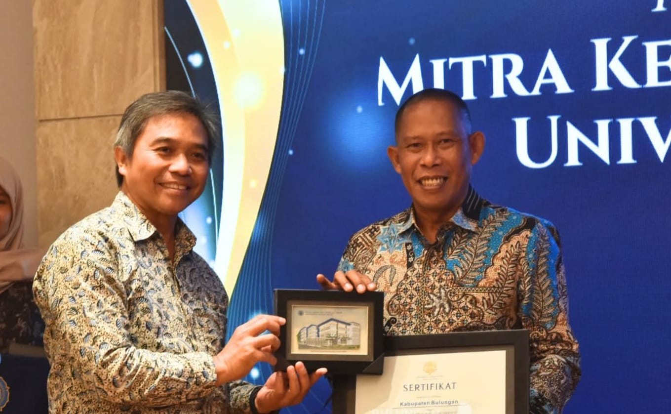 BERPRESTASI: Bupati Bulungan, Syarwani menerima penghargaan dari FT UGM.