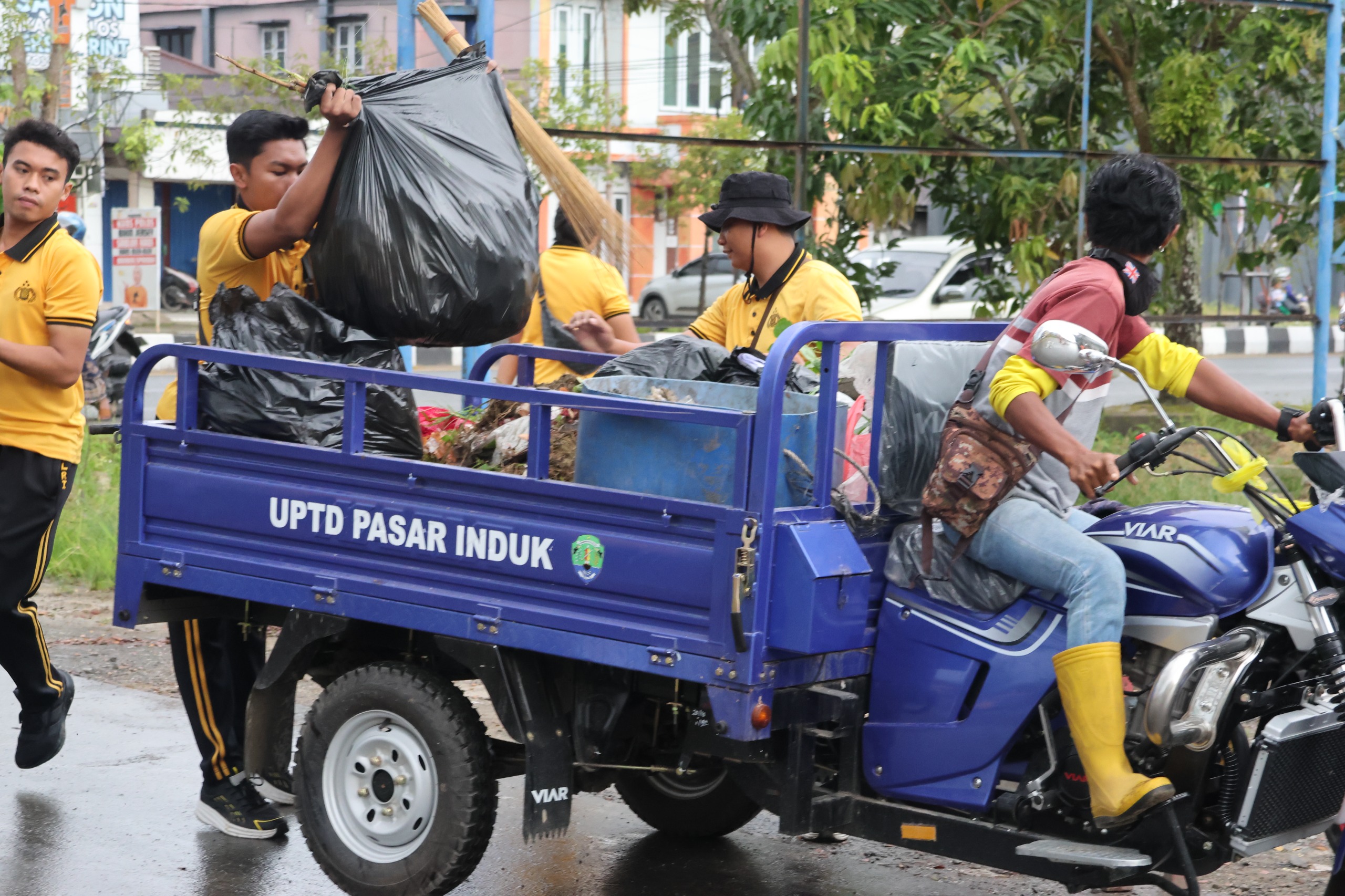 PERANG SAMPAH: Personel Polda Kaltara membersihkan sampah di Pasar Induk.