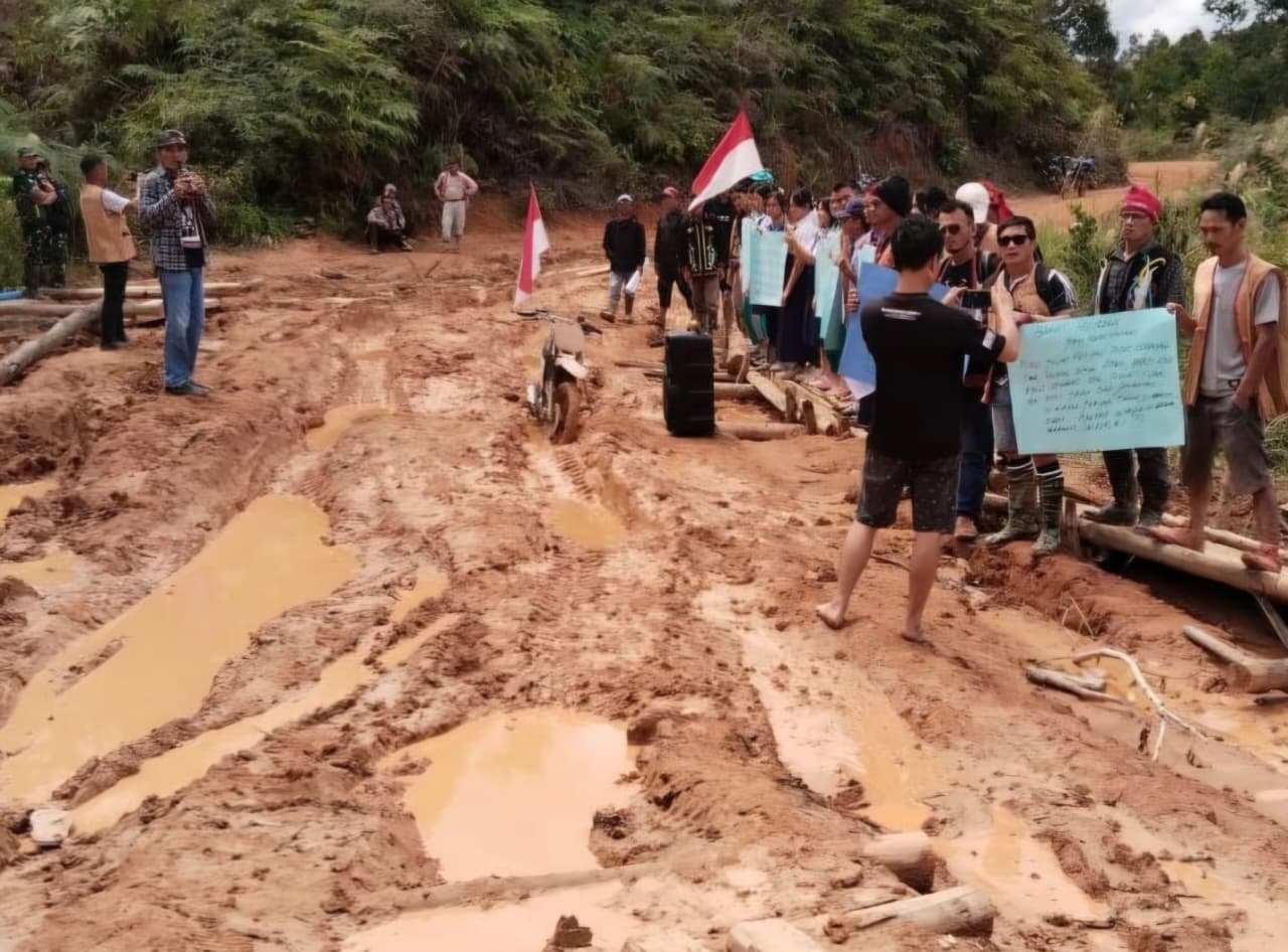 SUARAKAN ASPIRASI : Pelajar bersama masyarakat saat melakukan unjuk rasa dan menyampaikan surat terbuka ke Presiden RI, Prabowo Subianto di ruas jalan Pa&rsquo; mKebuan&ndash;Long Umung, Kecamatan Krayan Timur.