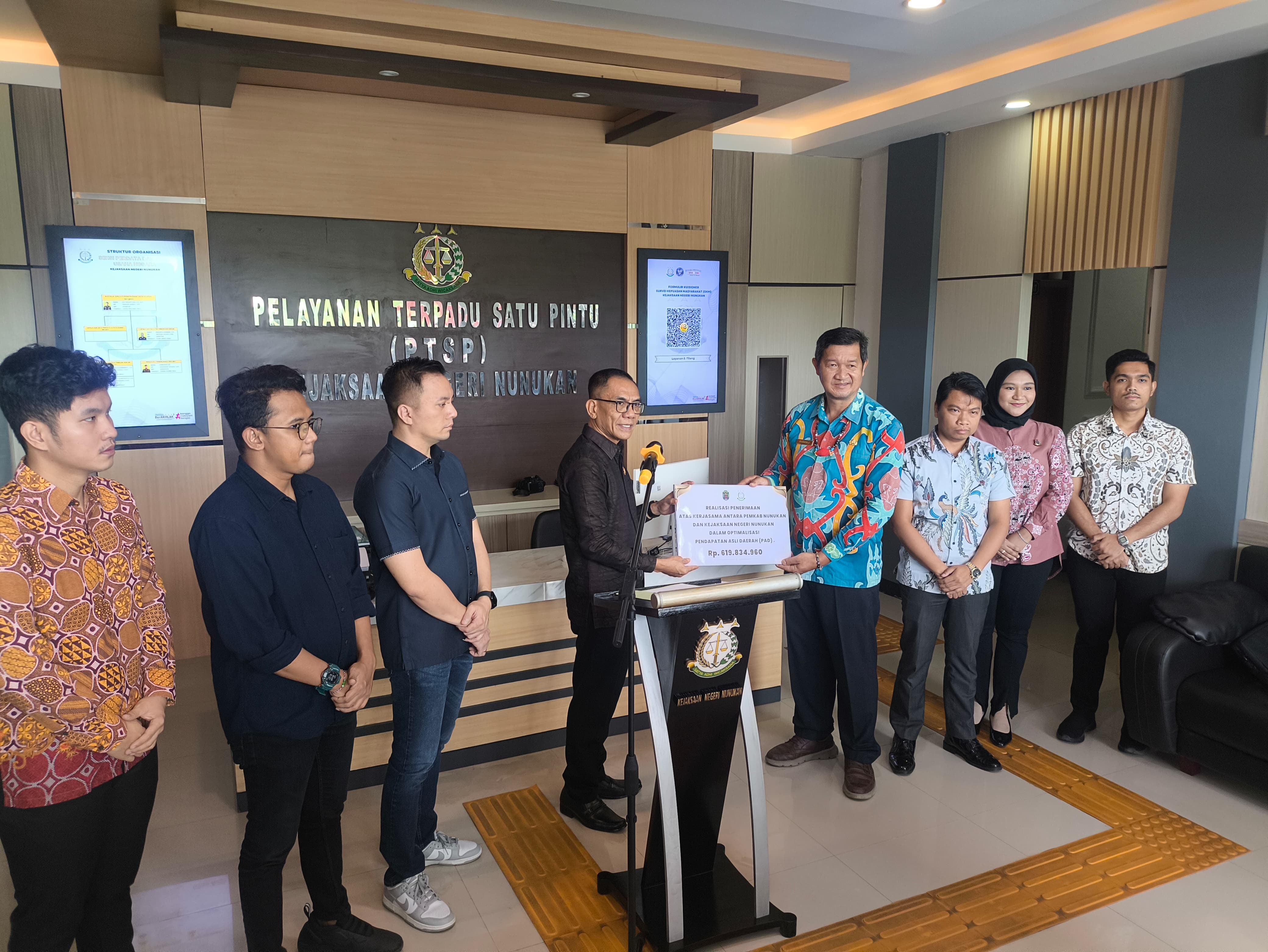 HASIL PENAGIHAN : Penyerahan pelunasan Pajak Barang dan Jasa Tertentu (PBJT) senilai Rp 619.834.960. secara simbolis dari Kajari Nunukan, Burhanuddin ke perwakilan Bapenda Nunukan.