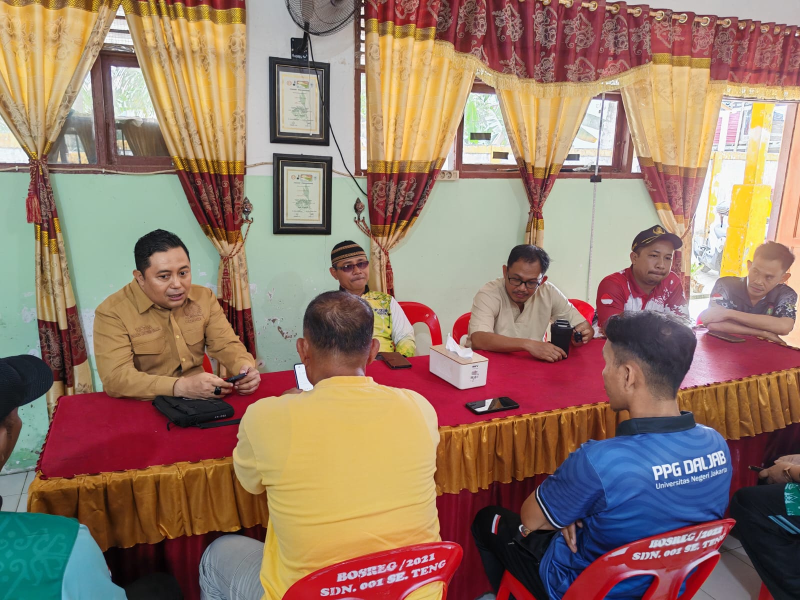 KOORDINASI : Ketua Komisi I DPRD Nunukan, Andi Mulyono saat bertemu guru SD001 Sebatik Tengah dan perwakilan UPT.