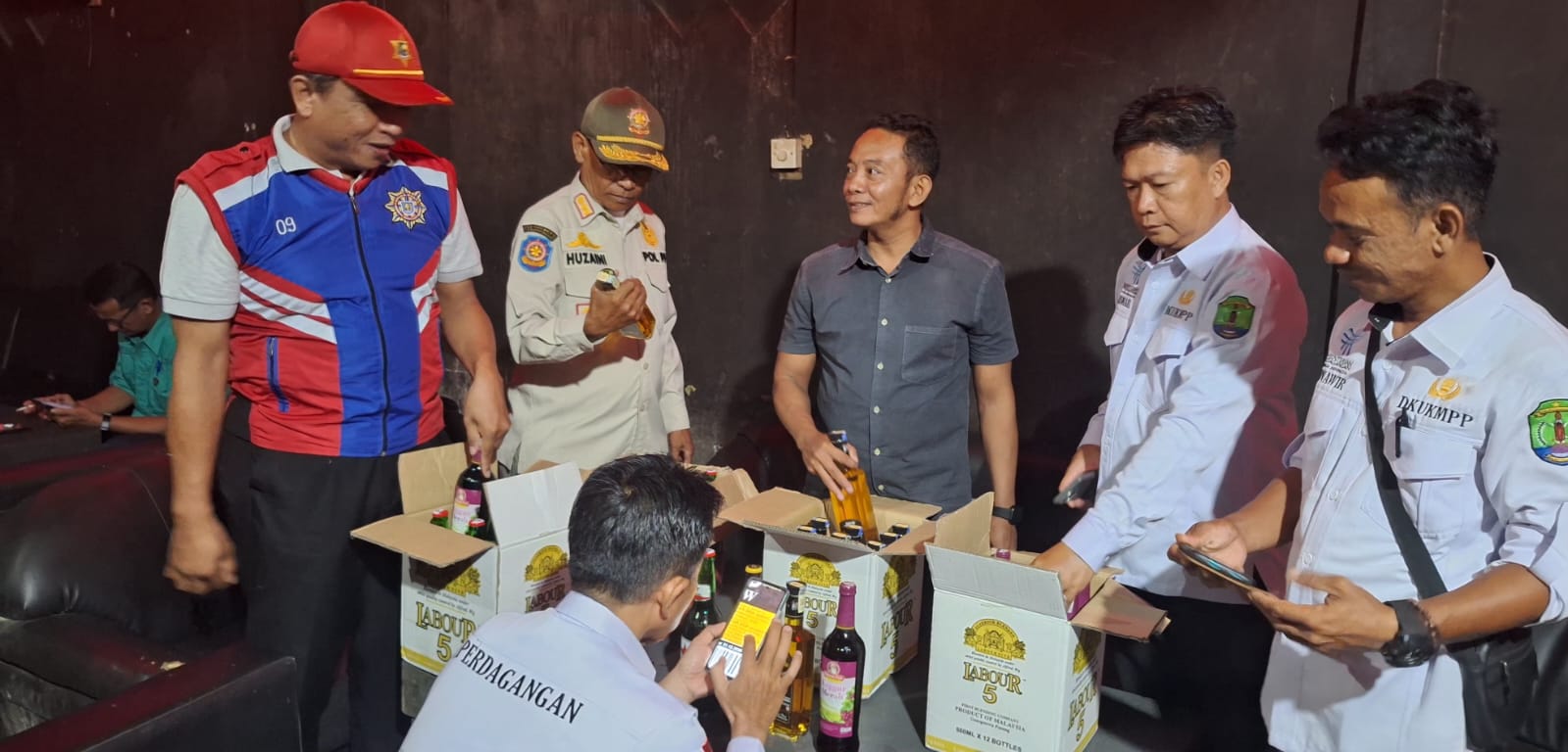 PENGECEKAN : Tim gabungan dari instansi terkait melakukan pemeriksaan perizinan di salah satu THM di Sebatik.