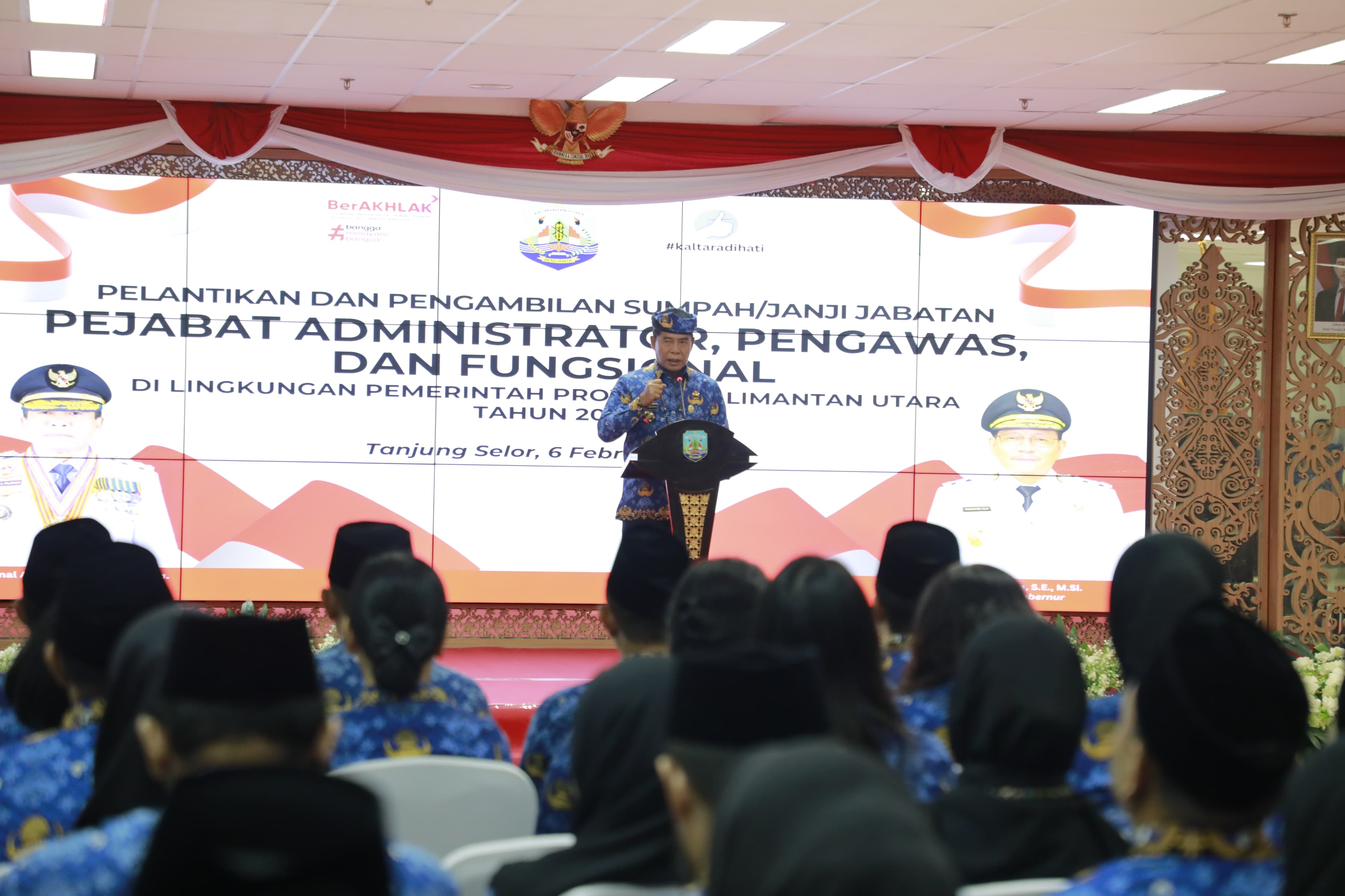 ATENSI: Gubernur Kaltara, H. Zainal Arifin Paliwang memberikan arahan kepada para pejabat yang baru dilantik.