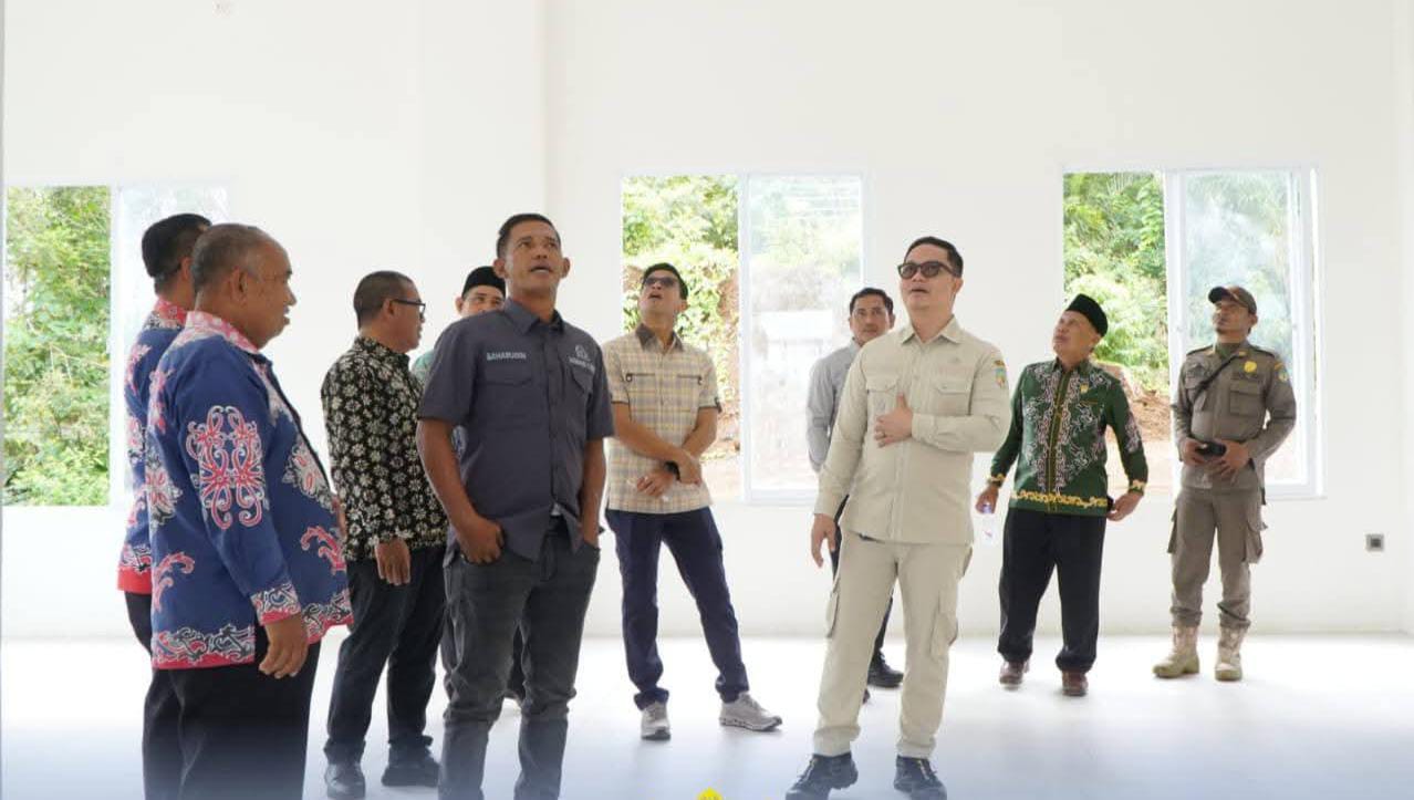 SIAP DITEMPATI: Bupati Ibrahim Ali monitoring pembangunan perpustakaan daerah yang didanai DAK.
