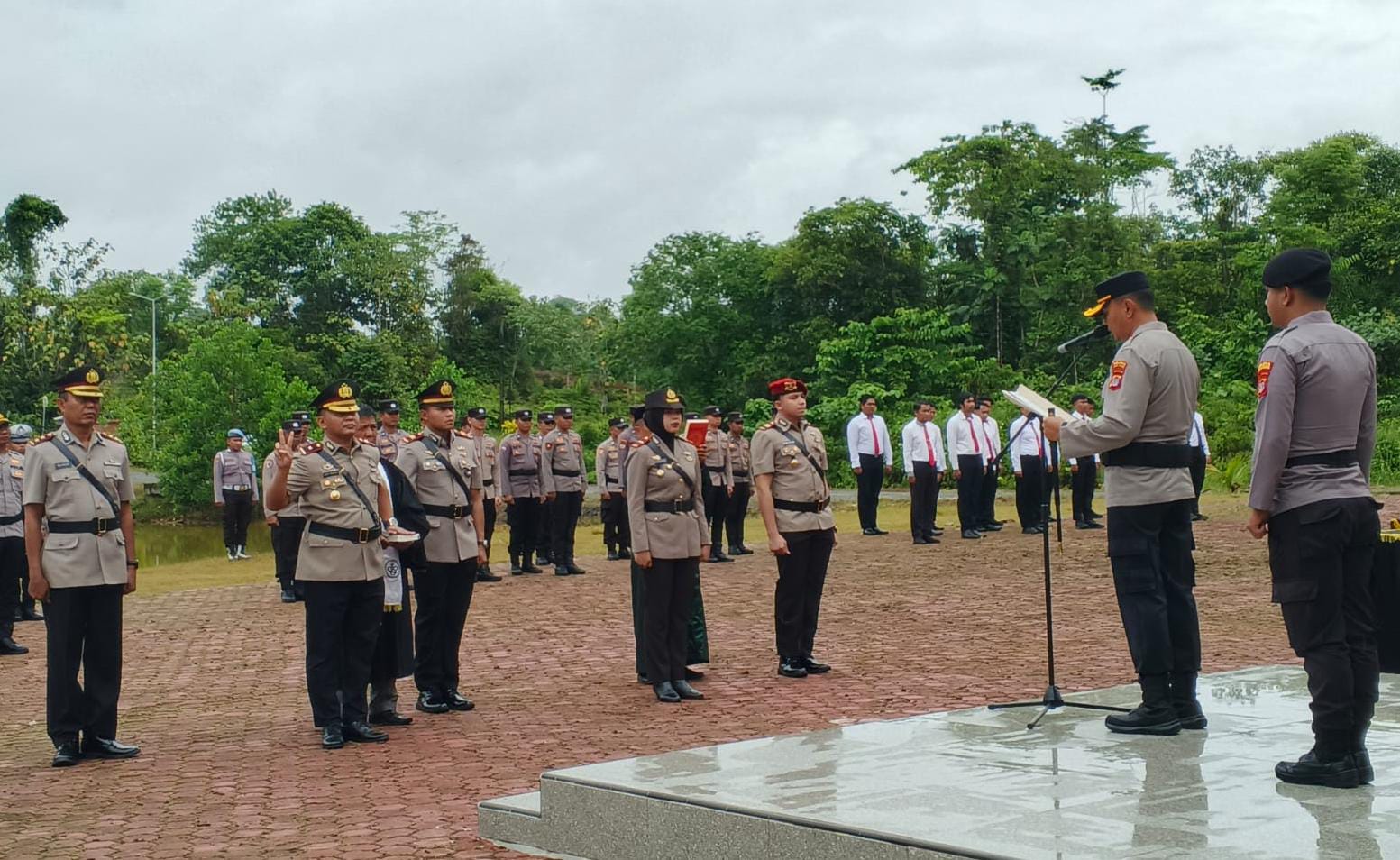&lrm;ROTASI: Kapolres AKBP Eko Nugroho memimpin sumpah jabatan sekaligus sertijab tiga PJU di halaman Mako Polres Tana Tidung, Jumat (5/2) pagi.  &lrm;