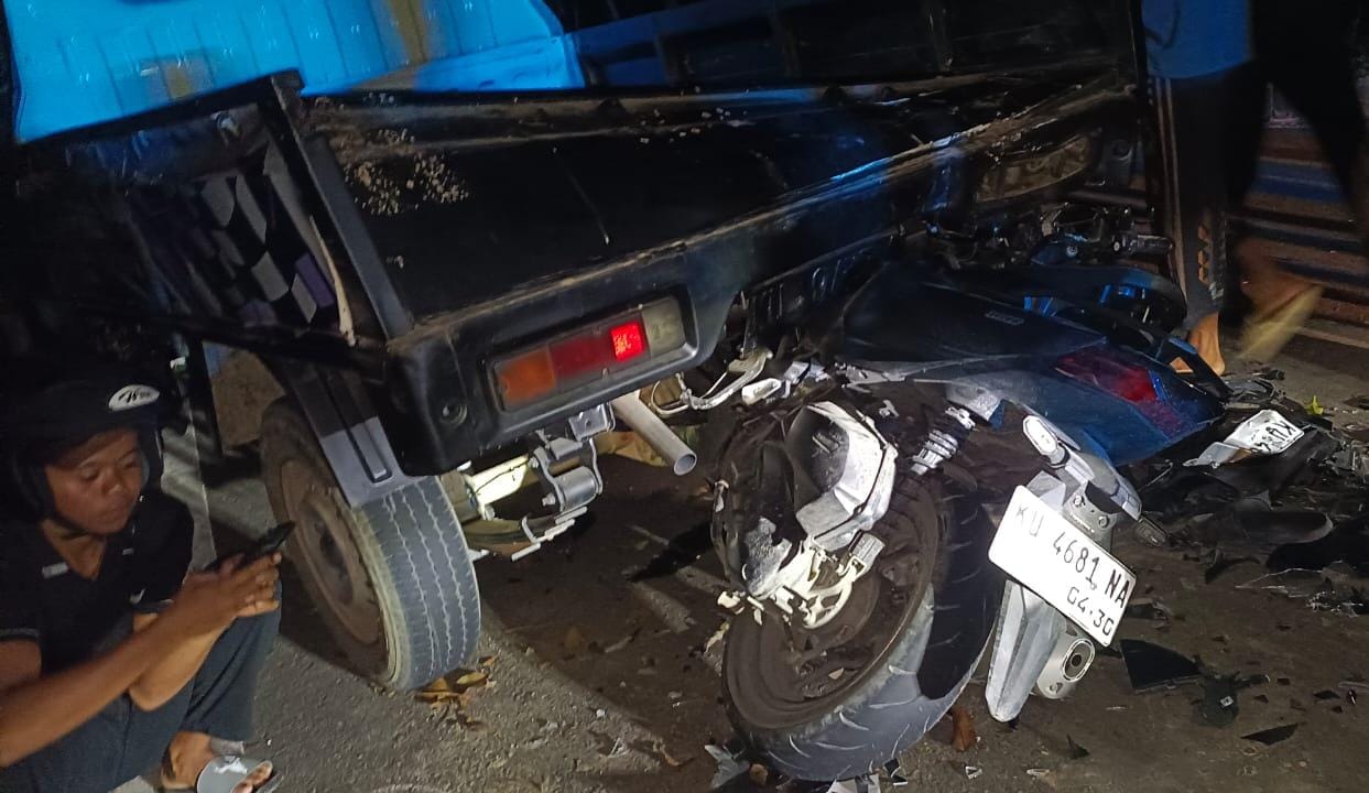 NYUNGSEP : Kondisi roda dua rusak parah akibat menabrak mobil yang sedang parkir.