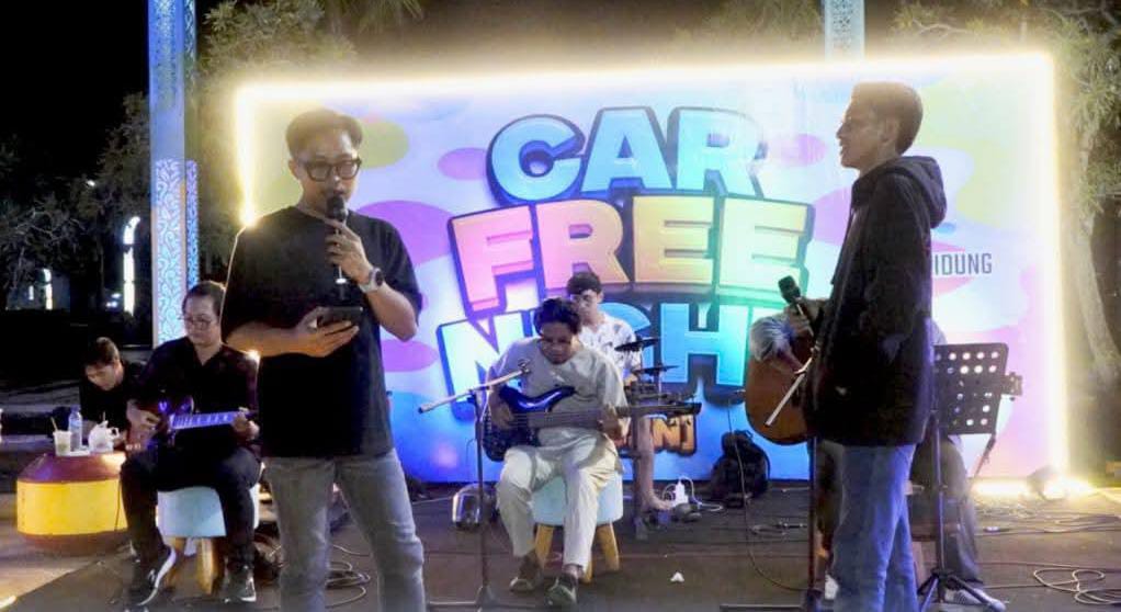 AKUSTIK: Salah satu hiburan malam Minggu di Car Free Night RTH H. Joesoef Abdullah, Sabtu malam (7/2). &lrm;