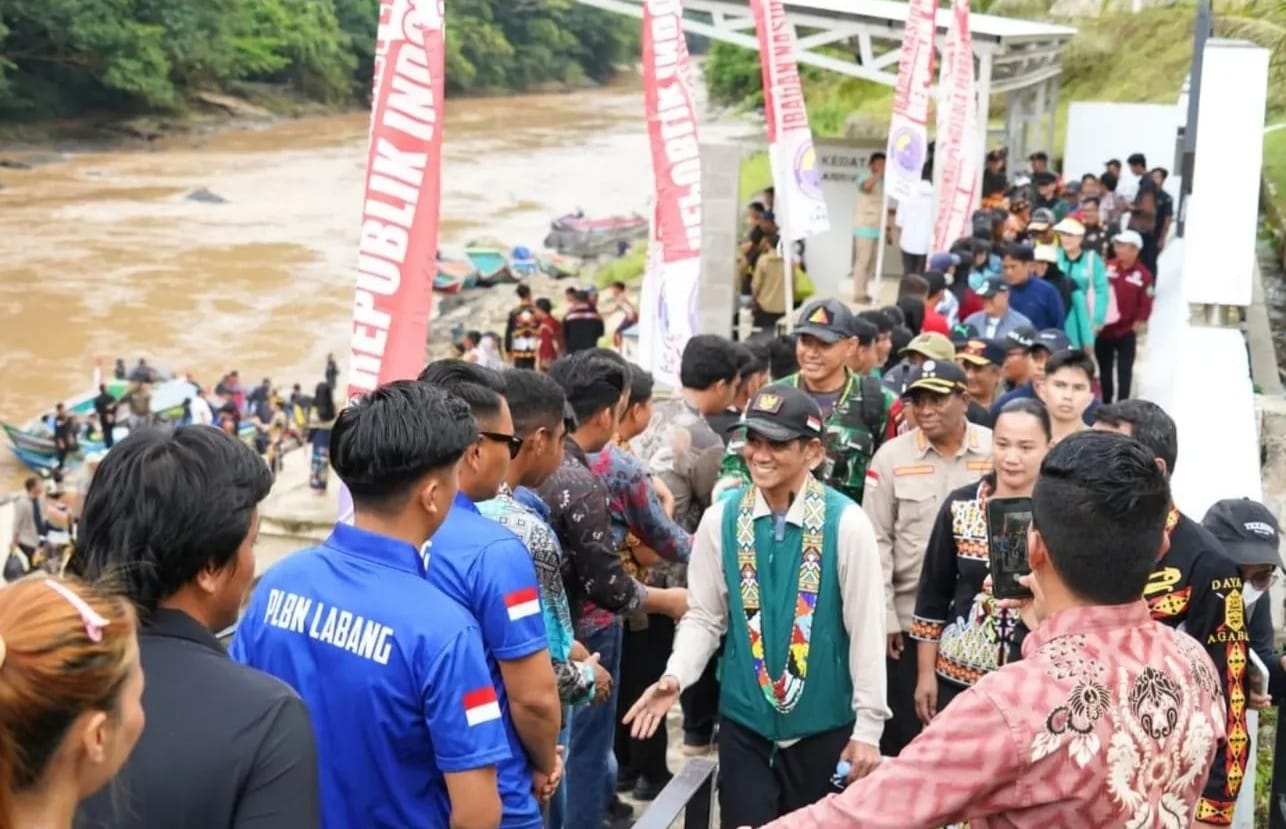 KUNKER : Bupati Nunukan H. Irwan Sabri didampingi istri tiba di Kecamatan Lumbis Hulu langsung disambut masyarakat.