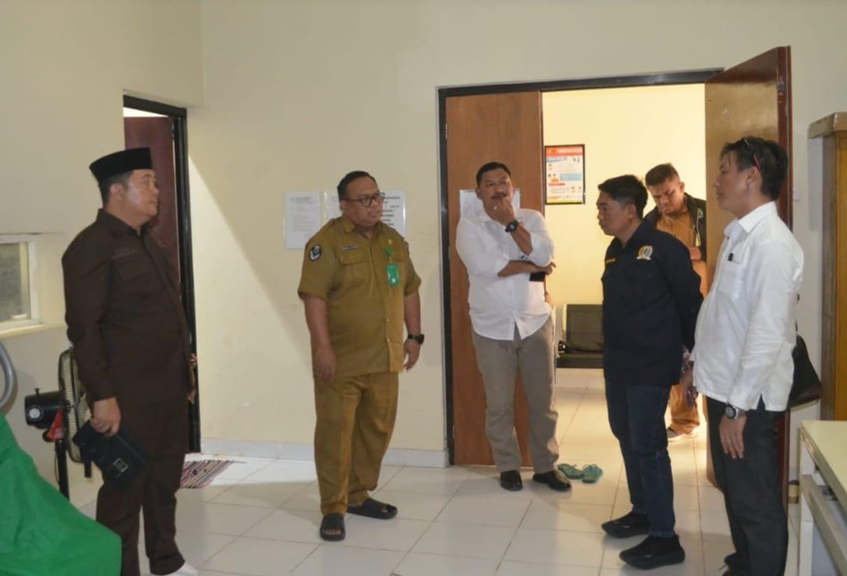 PEMERIKSAAN : Anggota DPRD Nunukan saat melaksanakan monitoring di RSP Sebatik