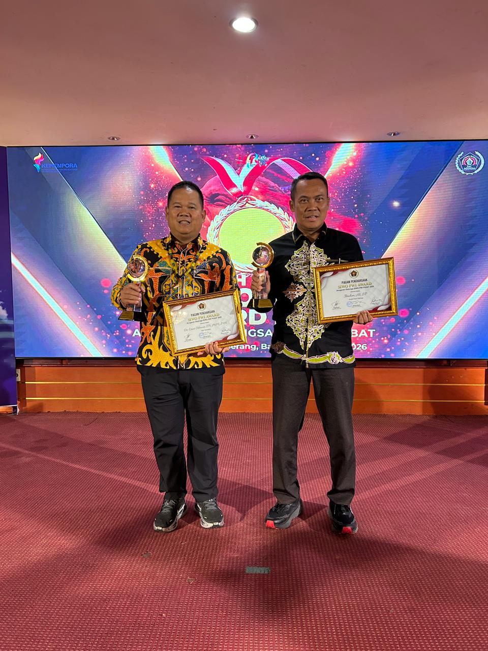 TERIMA PENGHARGAAN: Ketua KONI Malinau Dr. Ernes Silvanus, S.Pi., M.M. dan Asisten Administrasi Pembangunan dan Umum KTT, Uus Rusmanda menerima penghargaan SIWO PWI Awards 2025.
