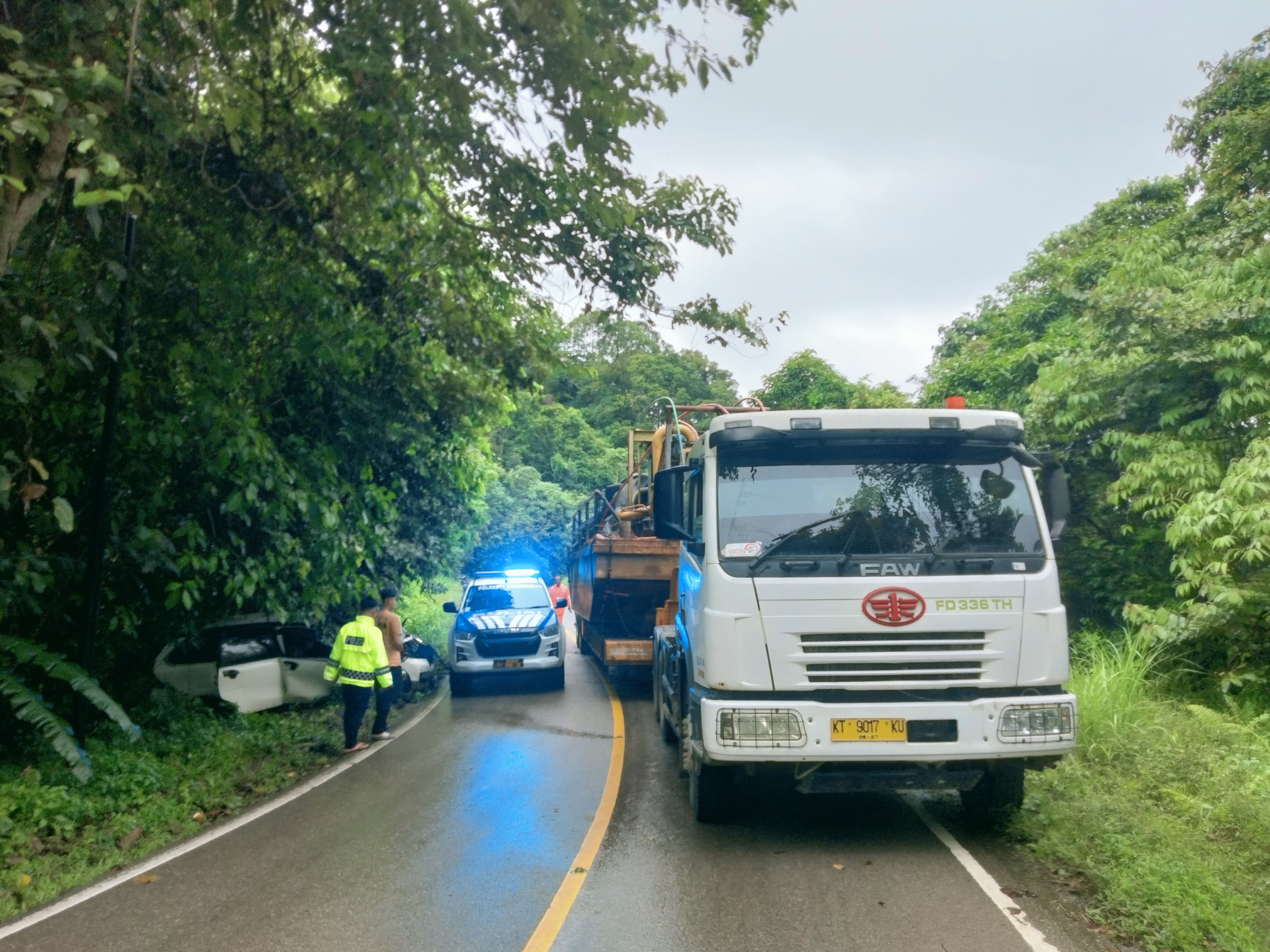 LAKALANTAS: mobil Daihatsu Xenia dan truk trailer mengalami lakalantas.