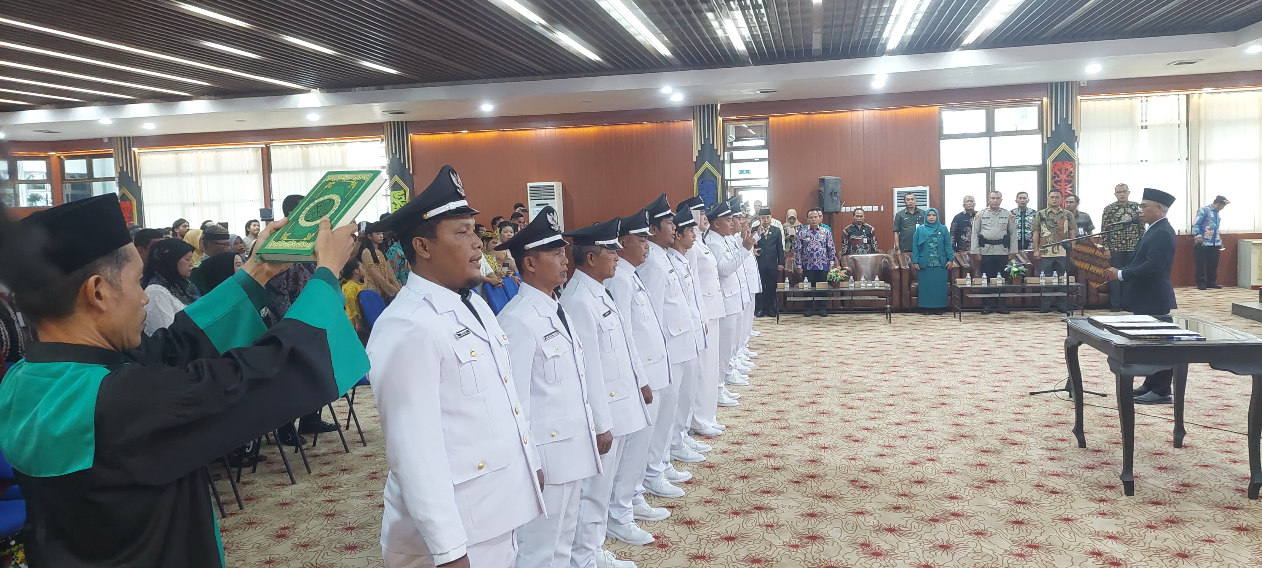 AMBIL SUMPAH: Sebanyak 13 kades diambil sumpah oleh Bupati Bulungan.