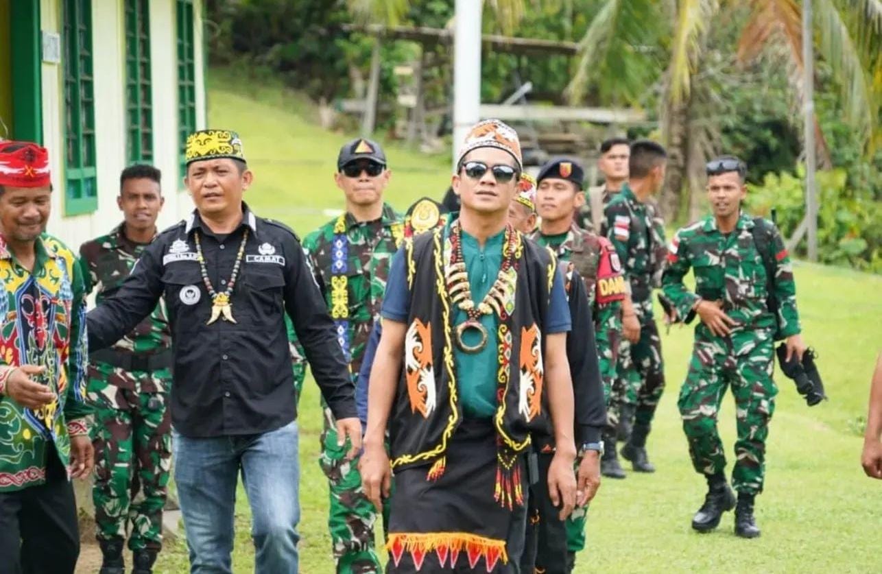 MEMBANGGAKAN: H. Irwan Sabri usai menerima gelar adat dari masyarakat adat Dayak Tahol dengan Gelar Bupati