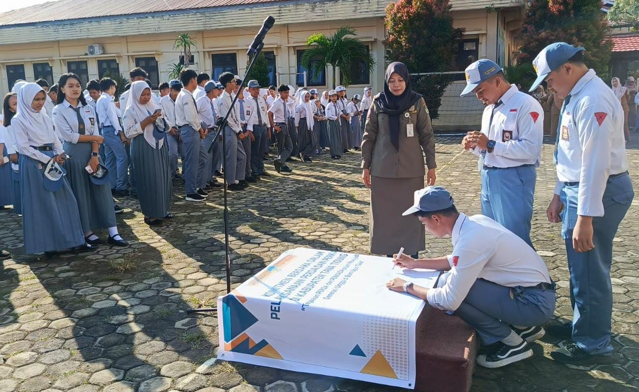 &lrm;TAATI ATURAN: Siswa membubuhkan tanda tangan sebagai bentuk komitmen bersama mentaati aturan Perda dan Perkada Tana Tidung, Senin (9/2).