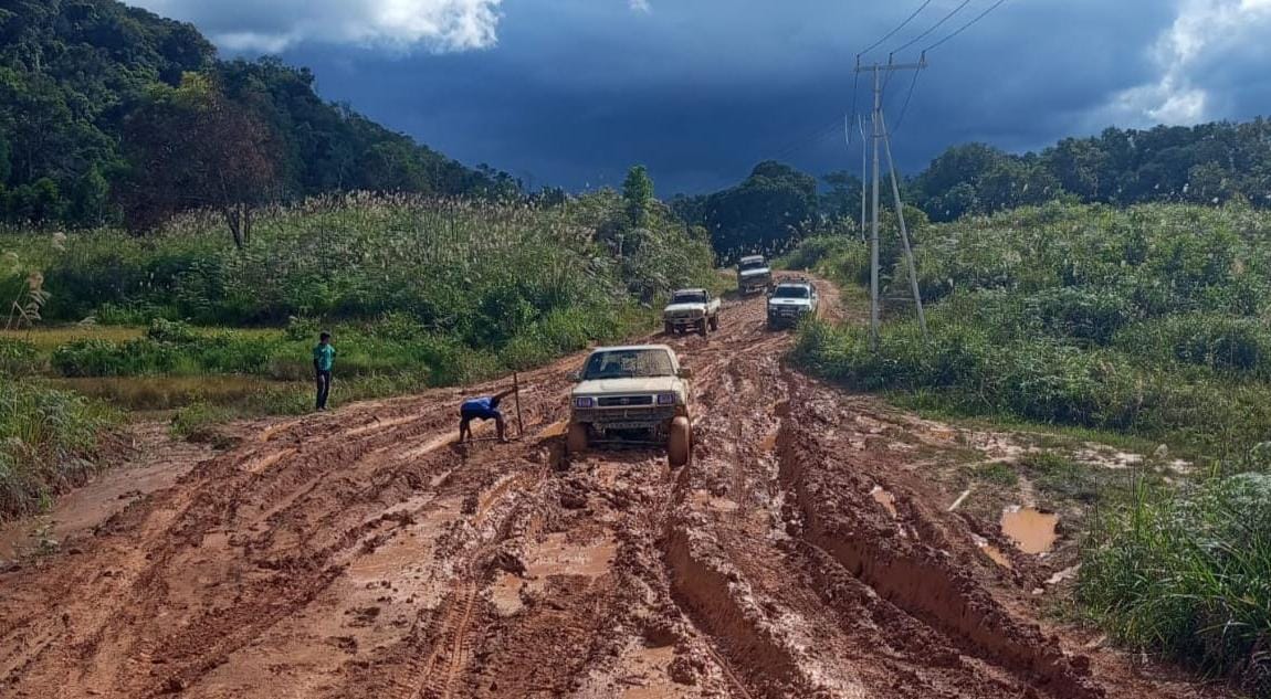 RUSAK : Kondisi memprihatinkan terlihat pada jalan utama yang menjadi akses masyarakat Krayan Timur.
