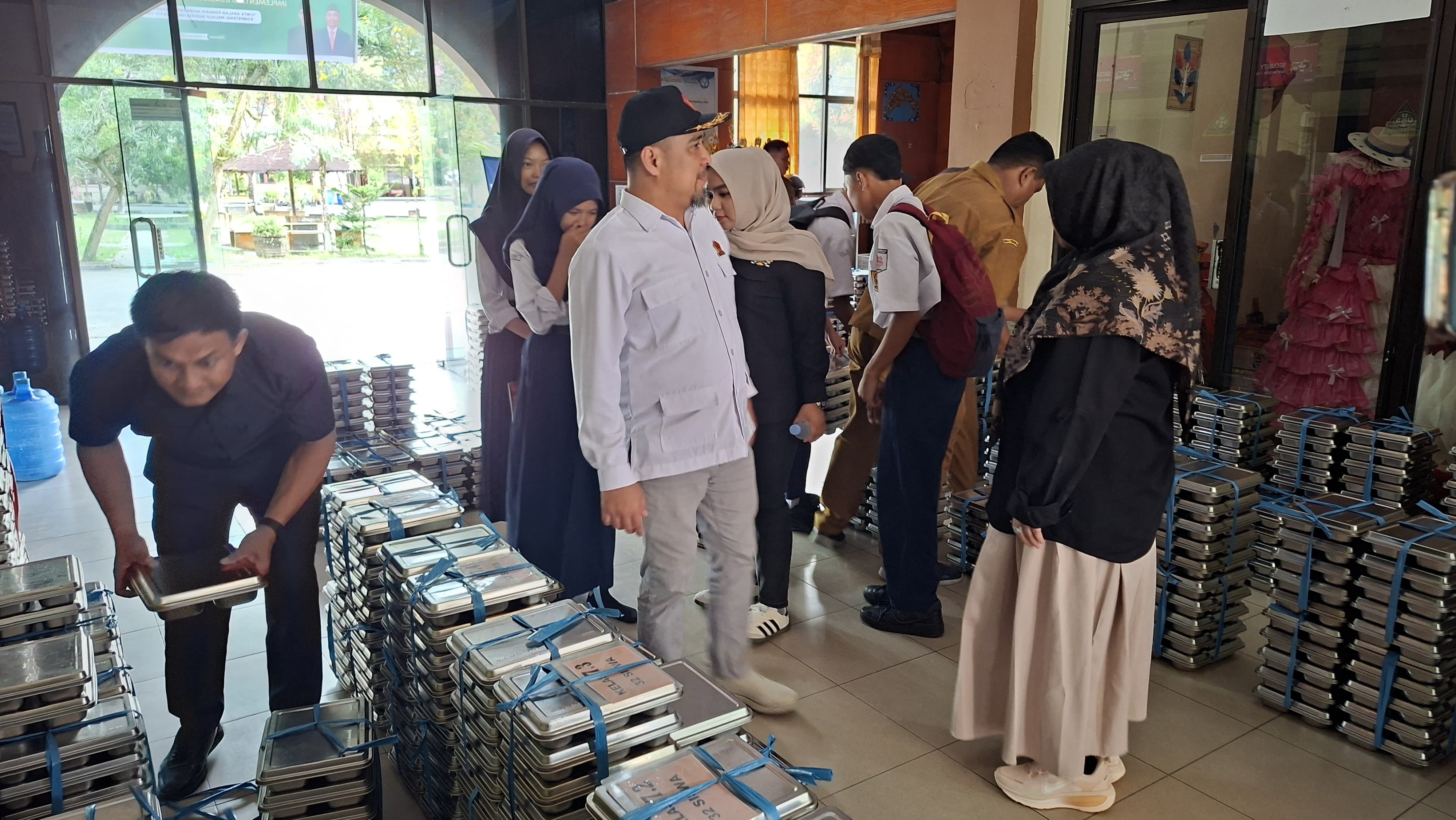 MENGECEK : DPRD Tarakan melakukan pengecekan pada menu MBG di sekolah.